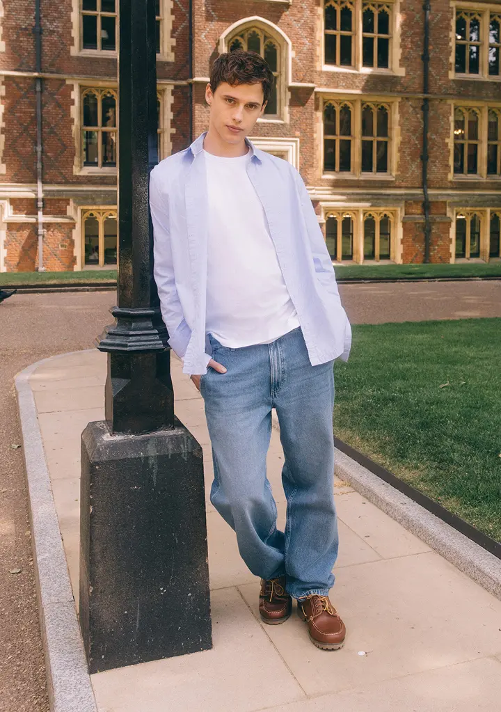 tenue homme - chemise bleue, t-shirt blanc et jeans large