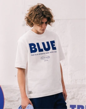 t-shirt blanc à message écrit en bleu vif