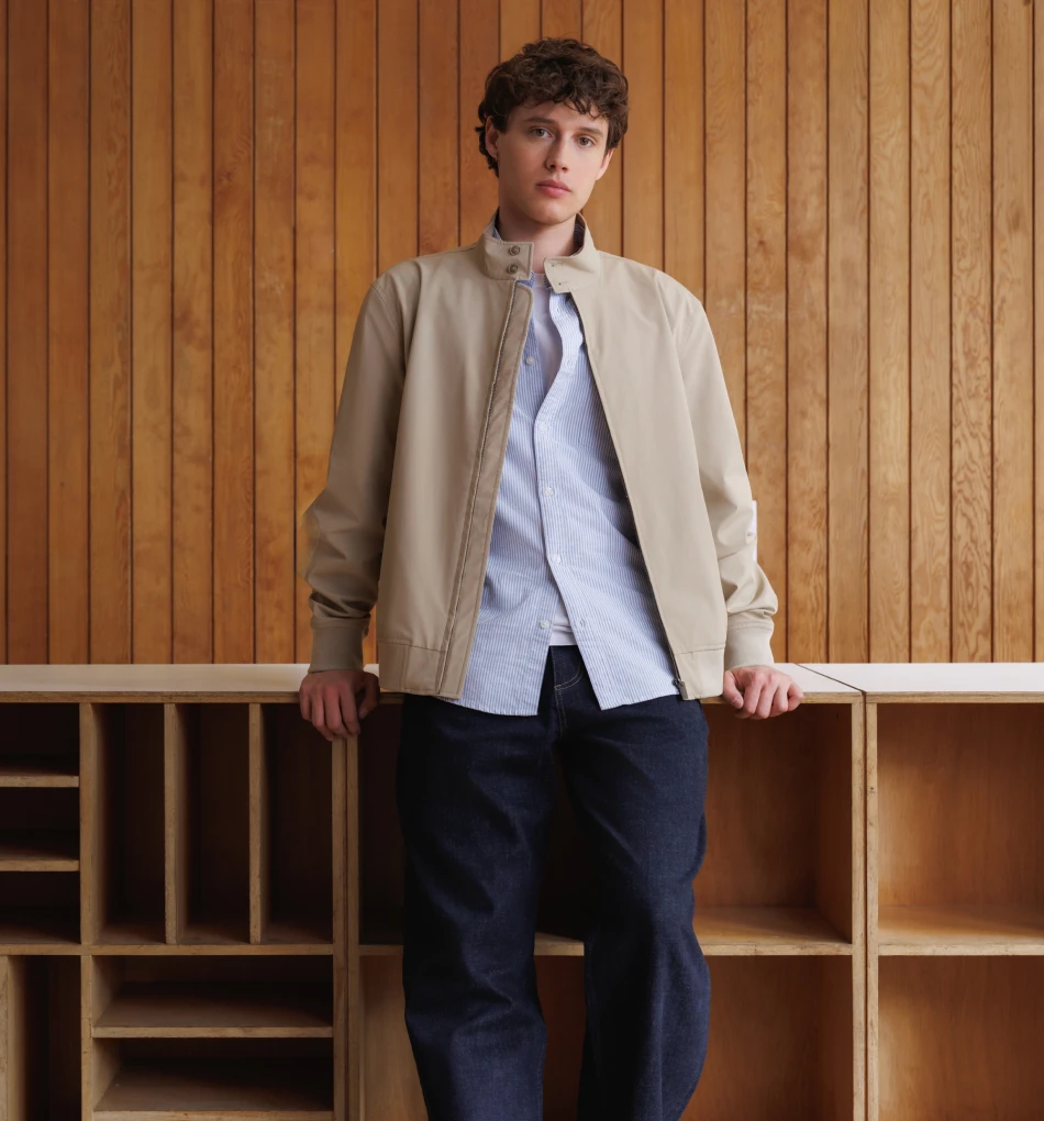 tenue veste beige et chemise bleue homme