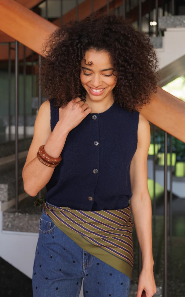 tenue femme - gilet bleu marine, foulard autour des hanches, jean bleu