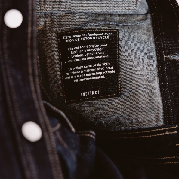 étiquette de veste en jean
