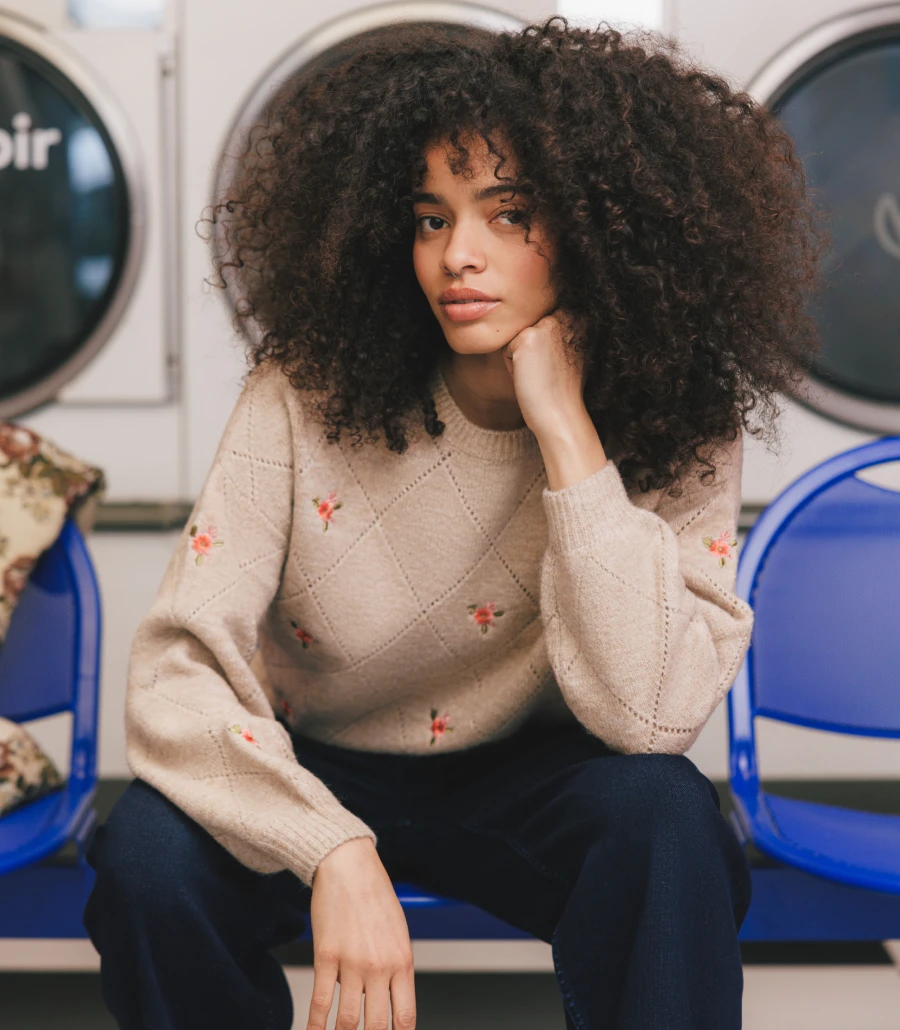 pull beige à fleurs roses