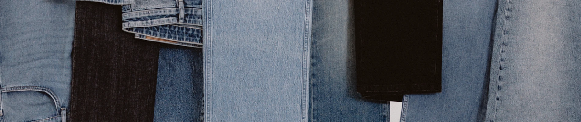 visuel d'ambiance - zoom sur une pile de jeans