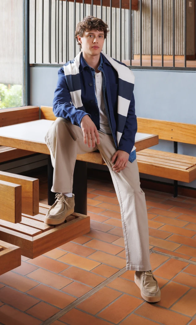 tenue homme - veste bleue marine par dessus une chemise en jean et un t-shirt, pantalon chino beige et chaussures beige