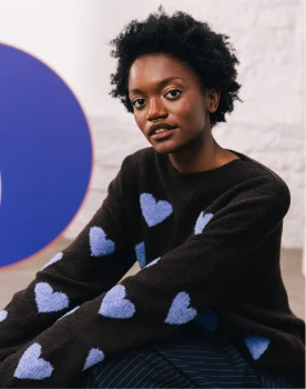 pull noir à motif coeurs bleus