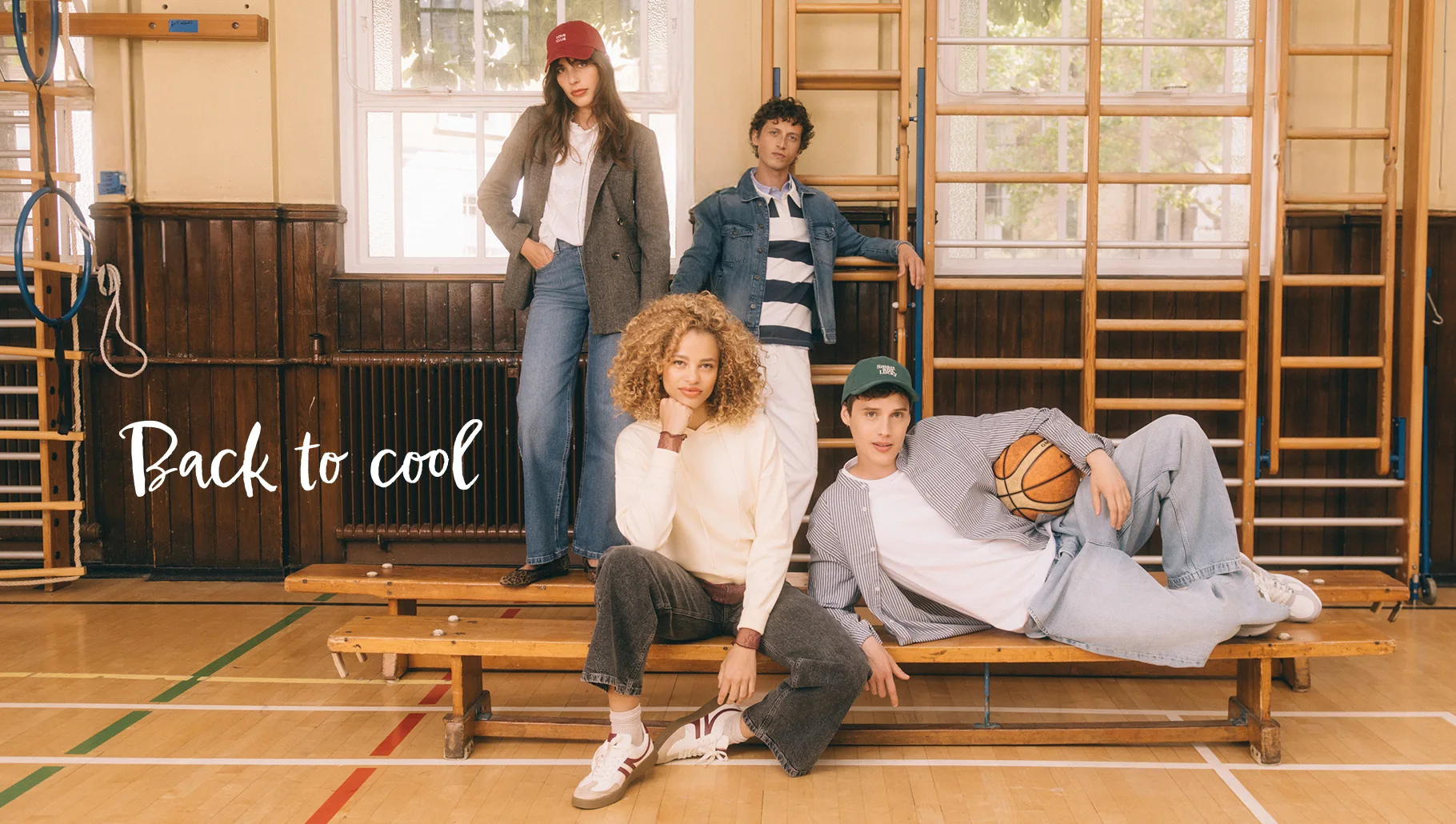 4 mannequins dans un gymnase, accompagné du texte 'Back to cool' 