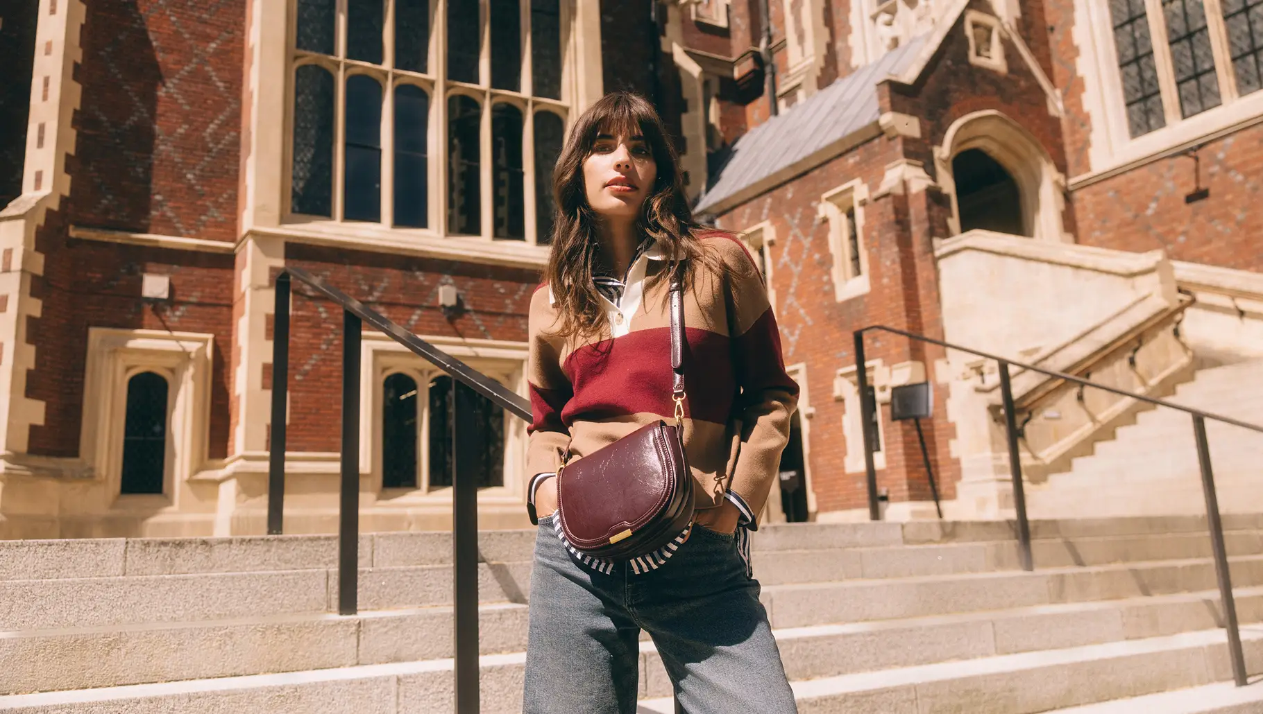 tenue femme - polo rayé camel et rouge porté avec un jean gris et un sac bandoulière marron