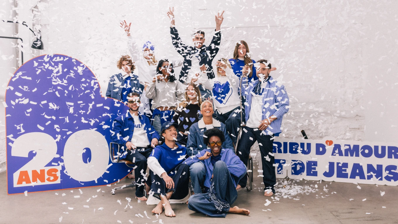 photo de groupe célébrant les 20 ans avec des confettis