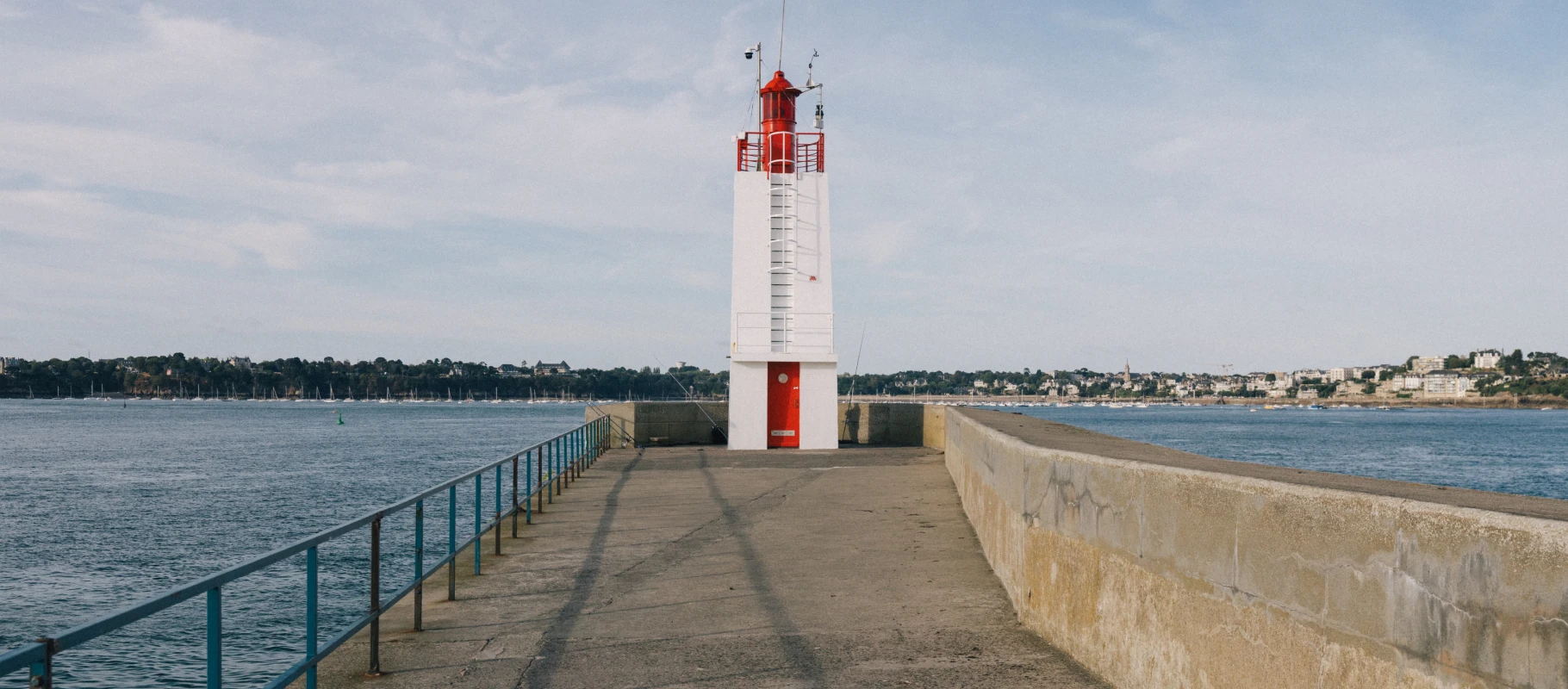 Plan large du phare et de la baie