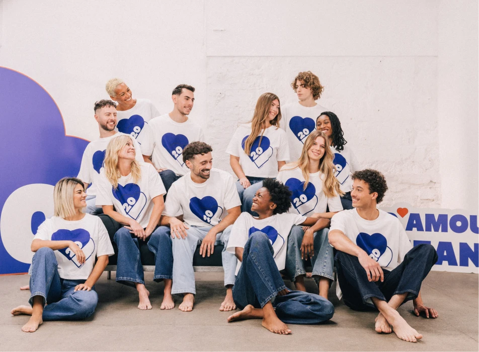 photo de groupe avec les t-shirts 20 ans