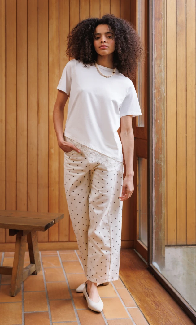 tenue femme - t-shirt blanc uni et pantalon écru à pois