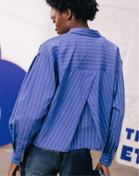 chemise bleue à rayures verticales blanches