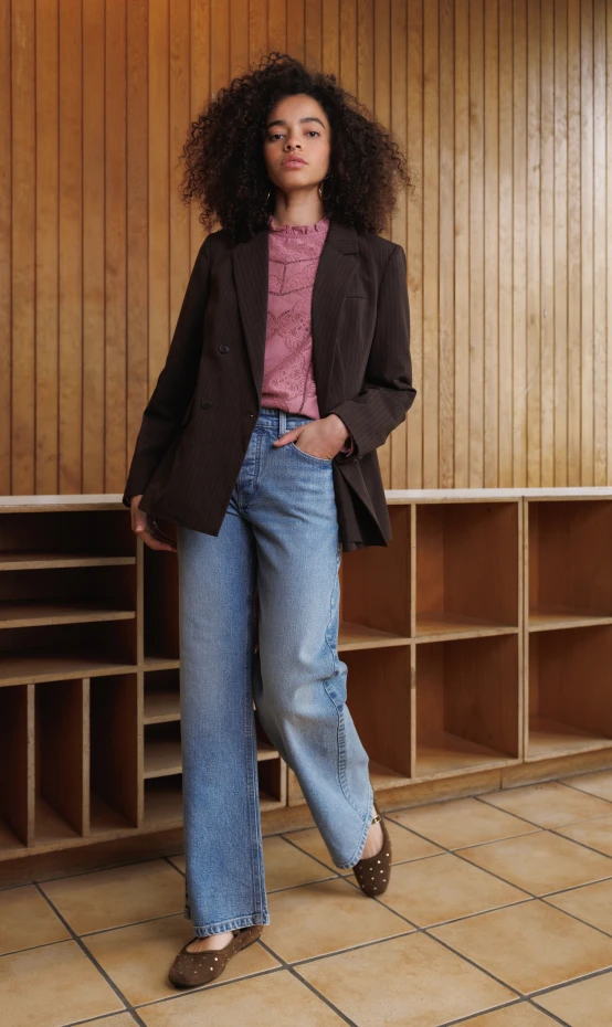 tenue femme - veste marron, chemisier rose et jean large