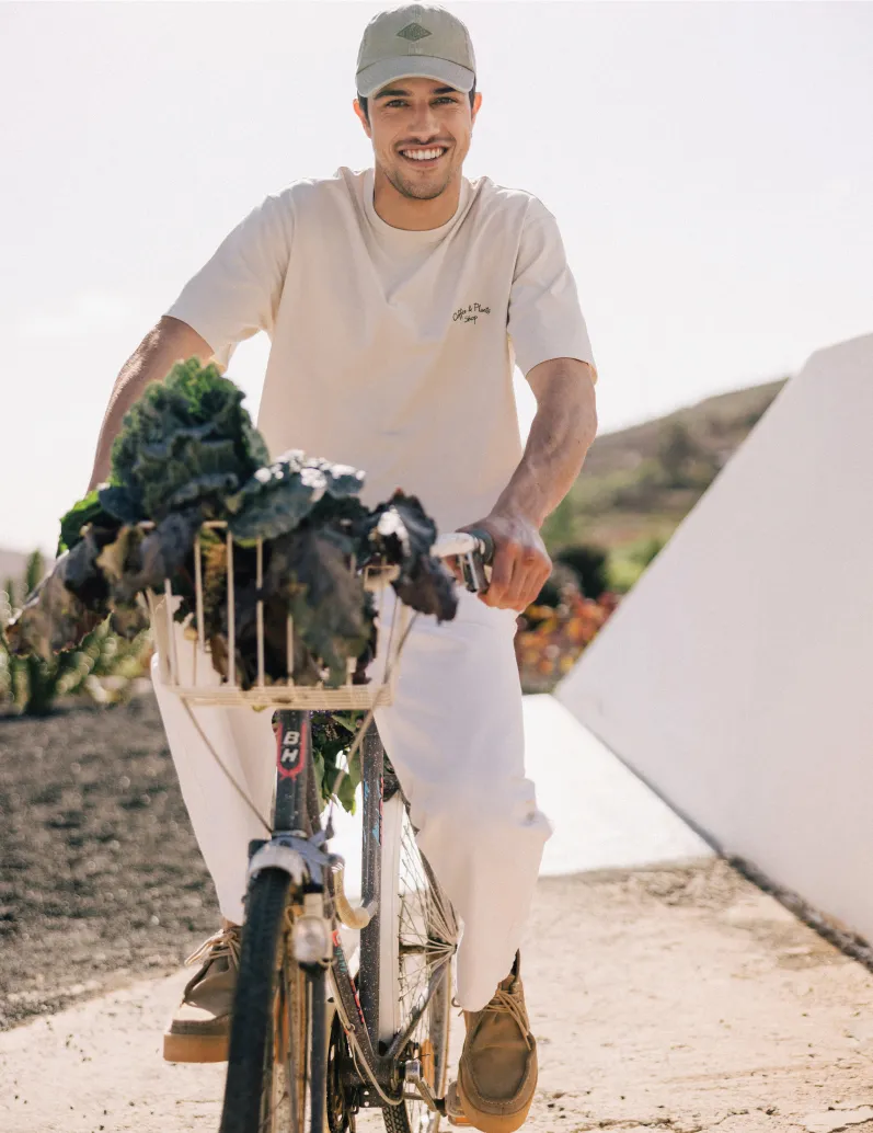 homme de face en t-shirt et jeans sur un vélo