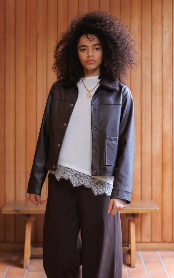 tenue femme - veste effet cuir, t-shirt asymétrique, pantalon large fluide