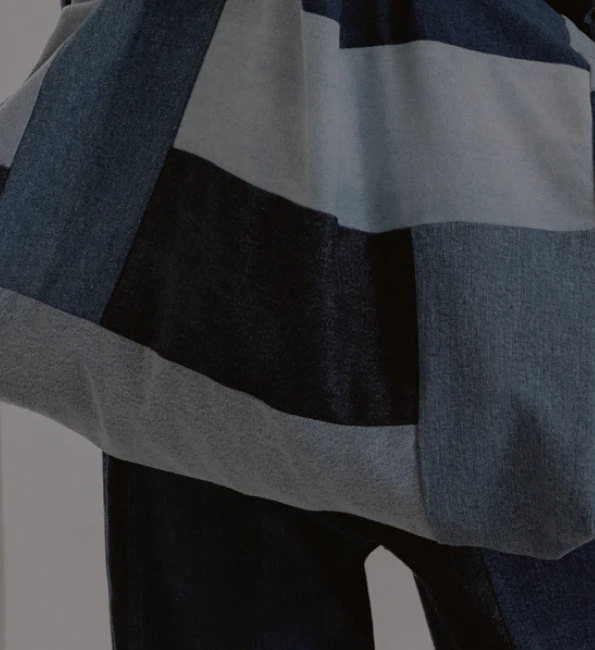 zoom sur un sac patchwork en jean