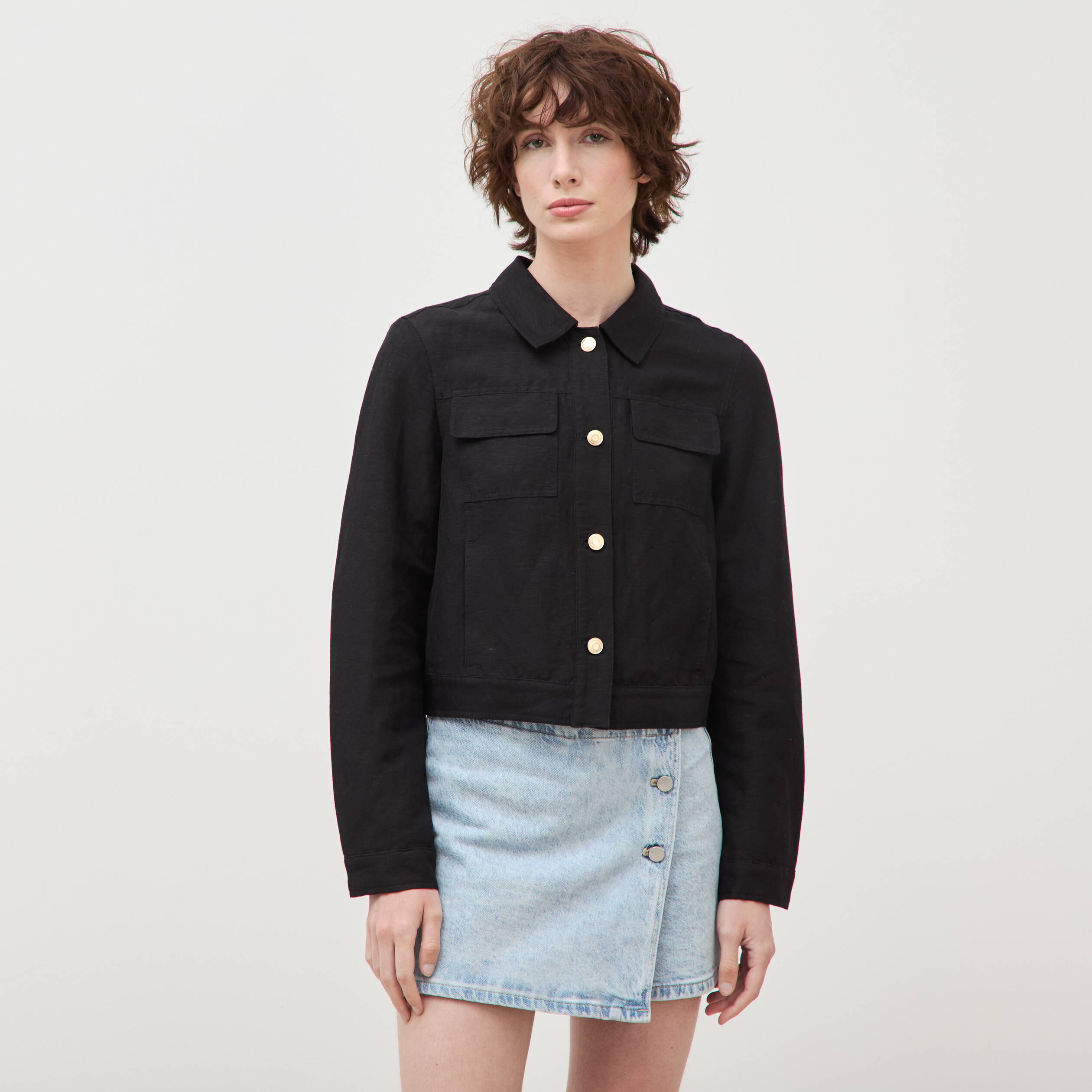 Veste courte boutonn&eacute;e noir femme