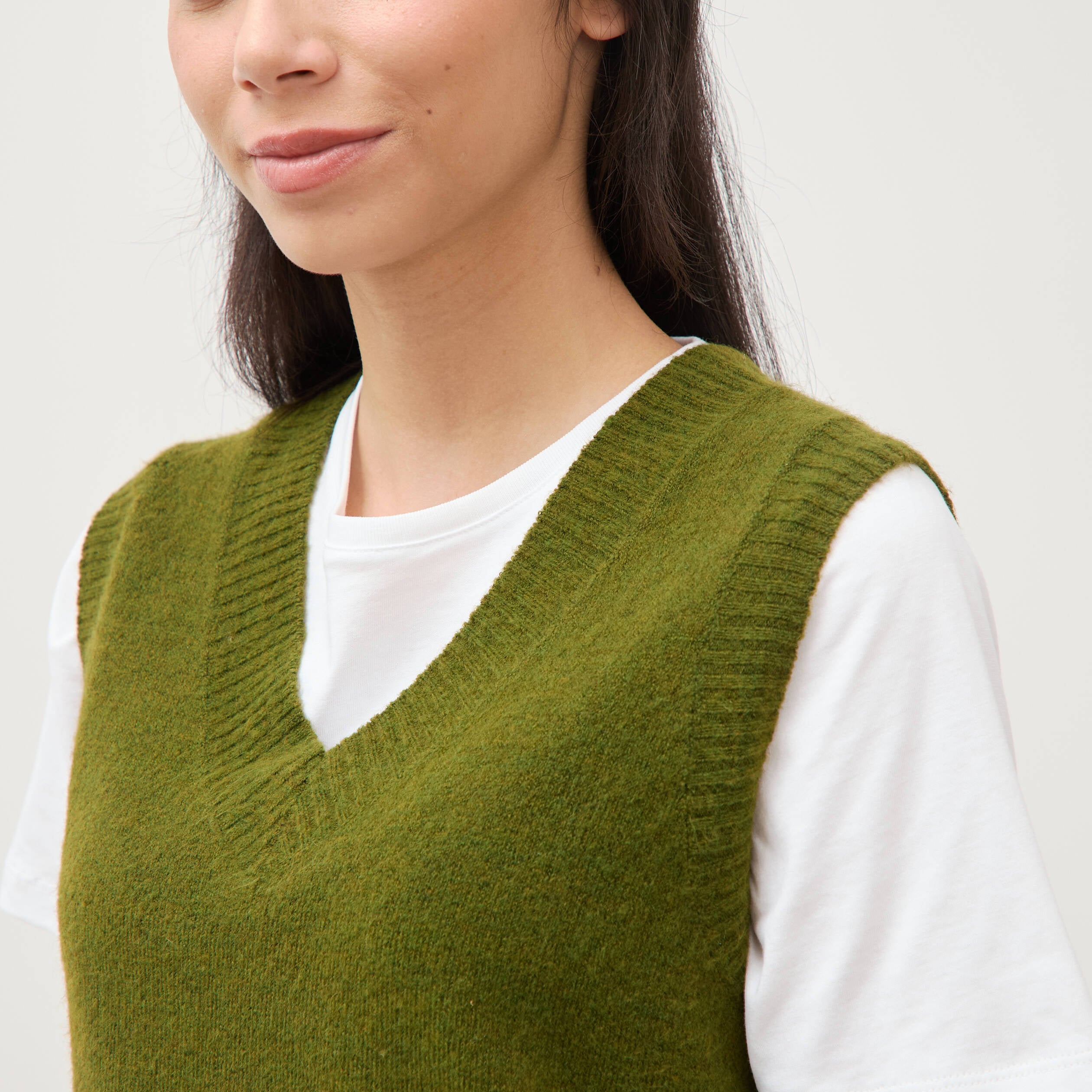 Pull sans manches col en V vert kaki femme