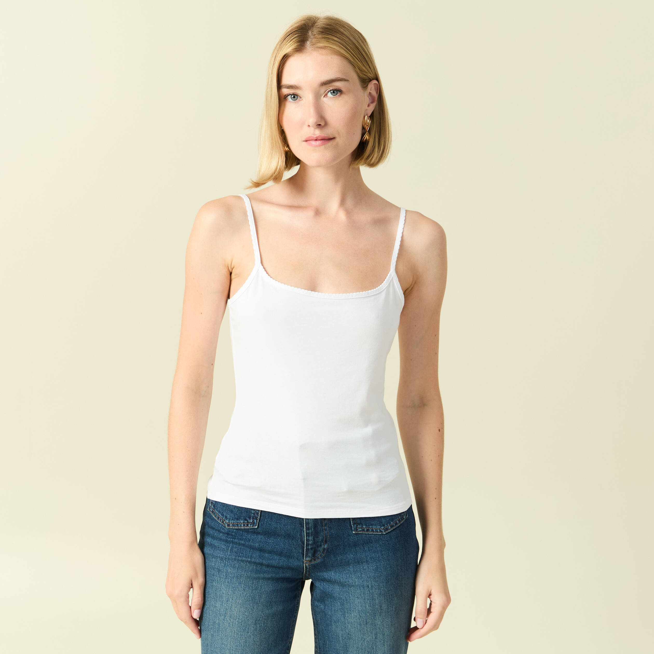 D&eacute;bardeur cintr&eacute; d&eacute;collet&eacute; bretelles blanc femme