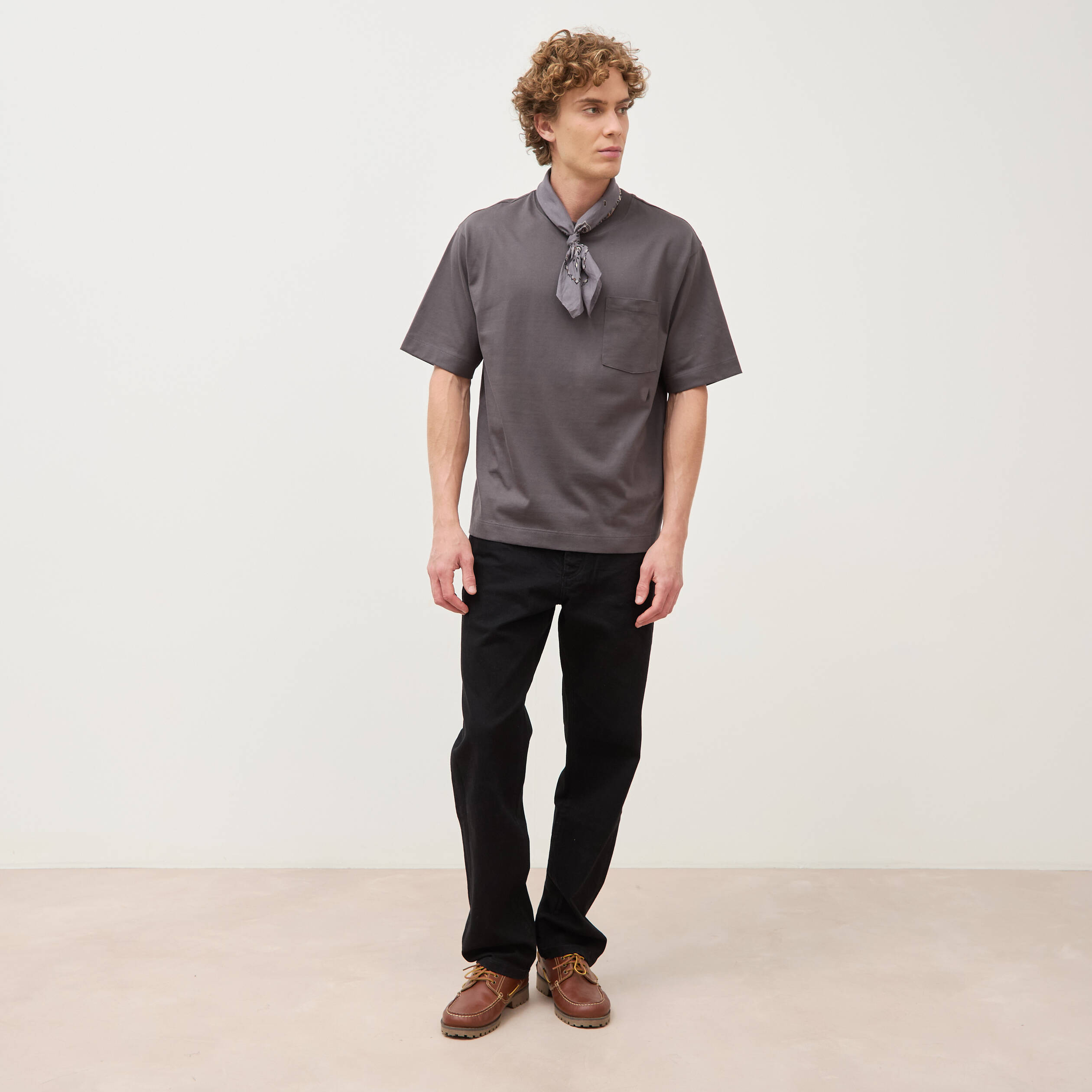 T-shirt droit en coton col ras du cou gris fonc&eacute; homme
