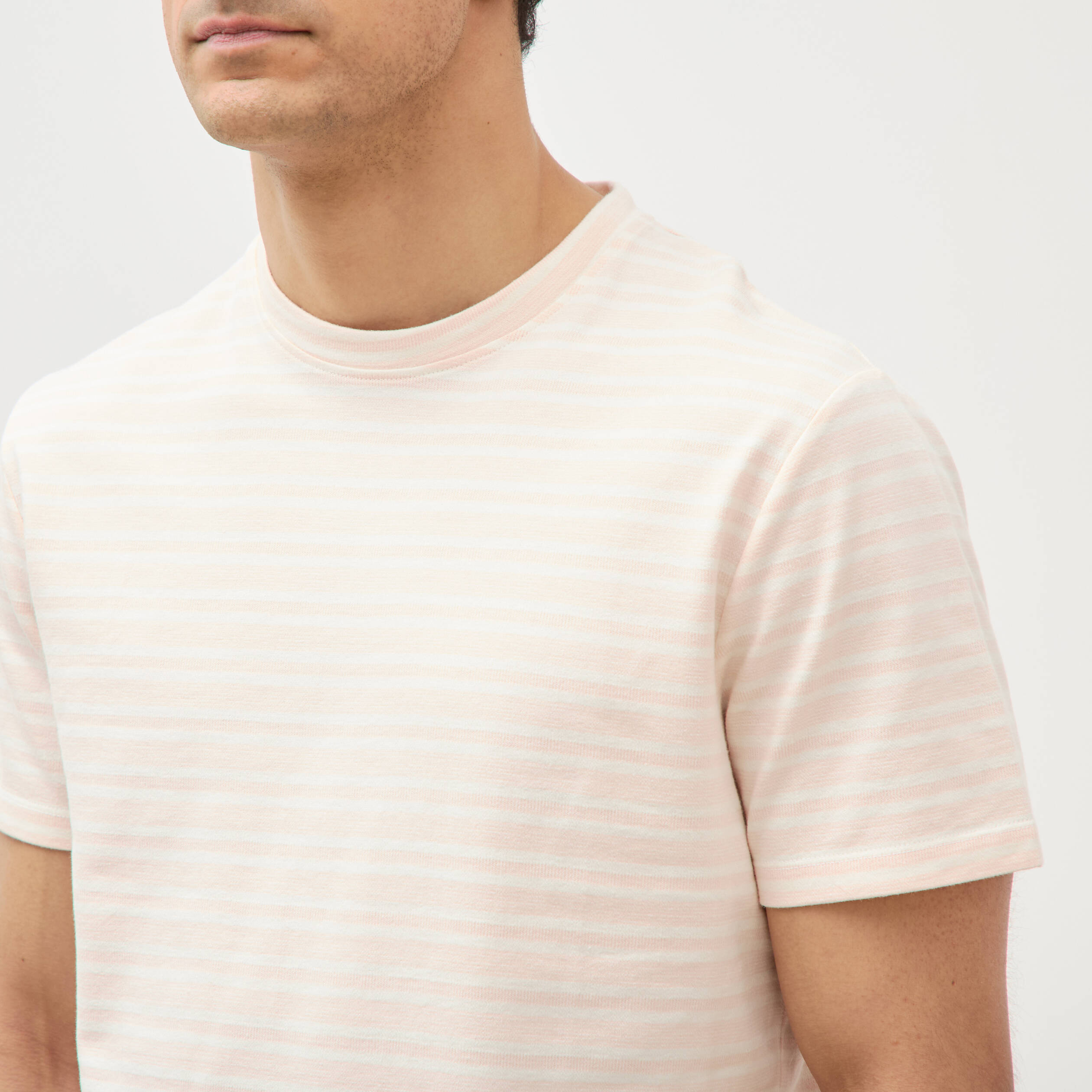 T-shirt ray&eacute; col rond manches courtes rose poudr&eacute;e homme