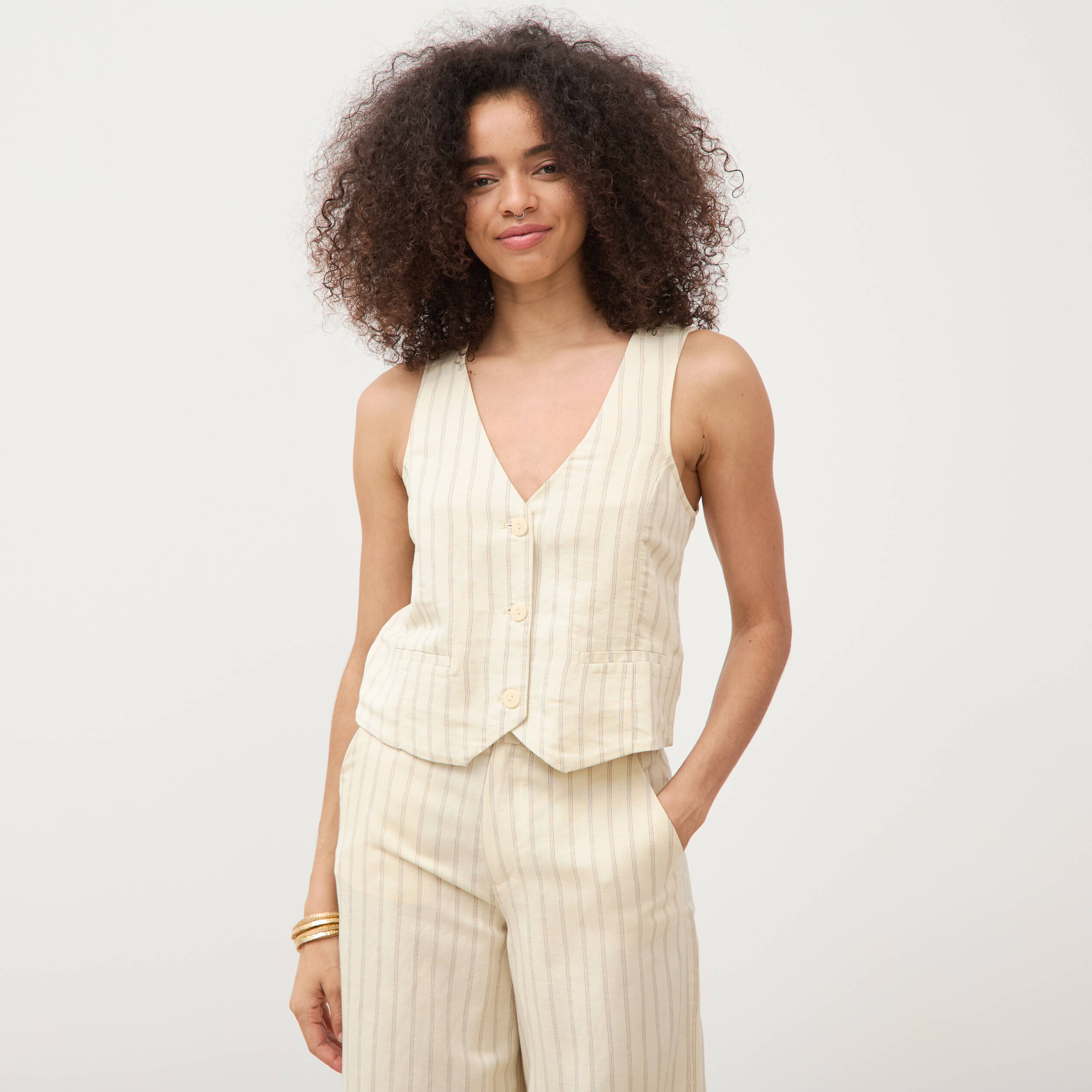Gilet ajust&eacute; court sans manches col v jaune pastel femme