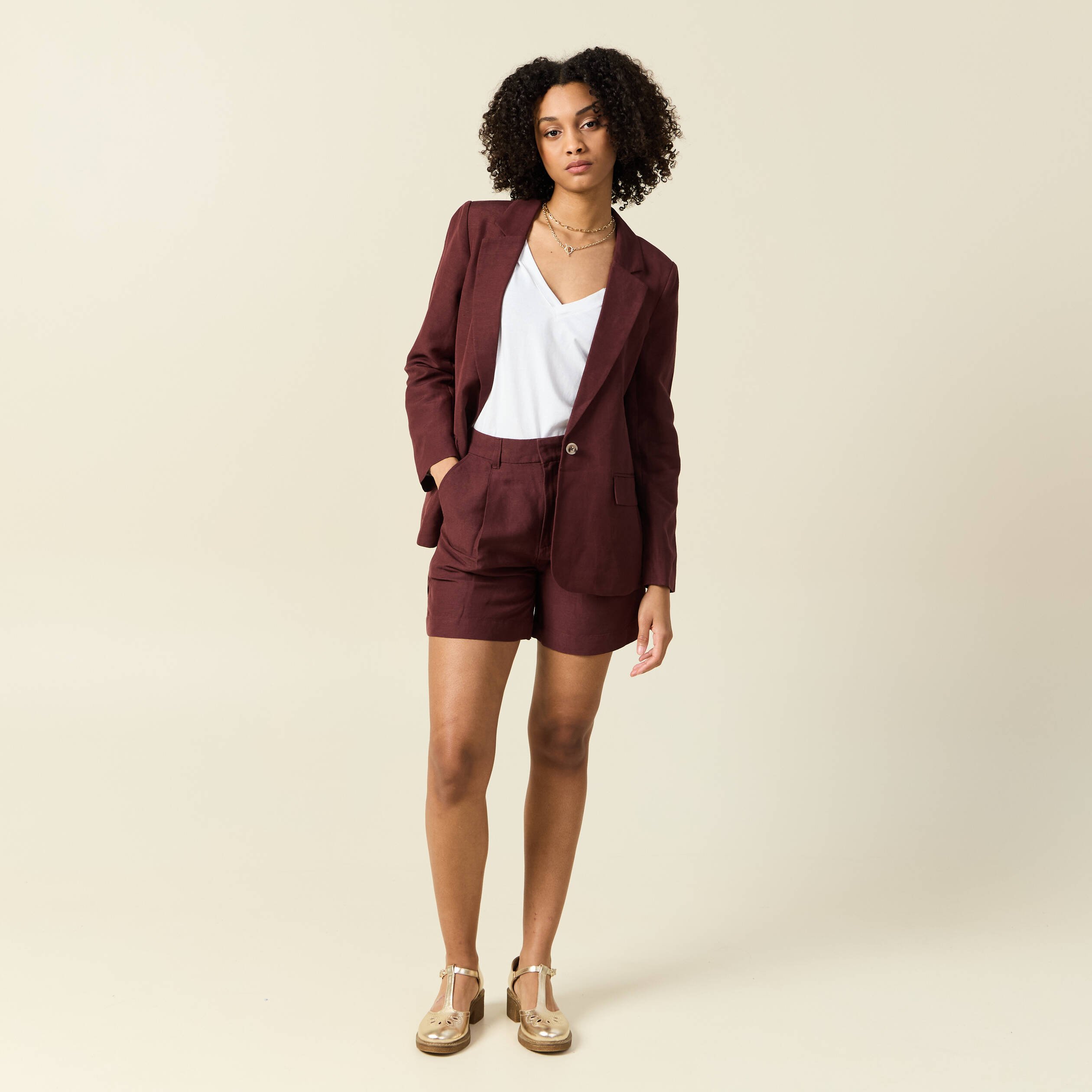 short droit avec pinces bordeaux femme Short droit avec pinces bordeaux femme