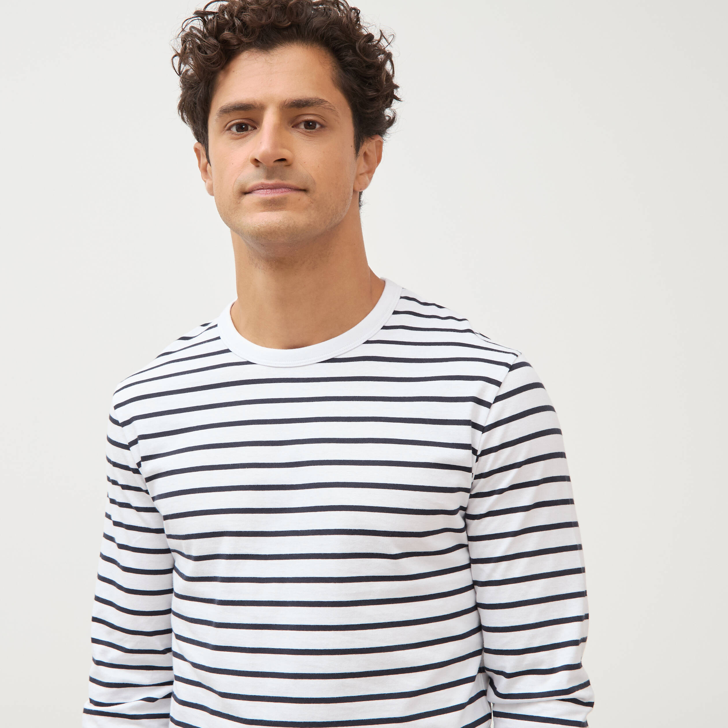 Marini&egrave;re manches longues col rond bleu marine homme