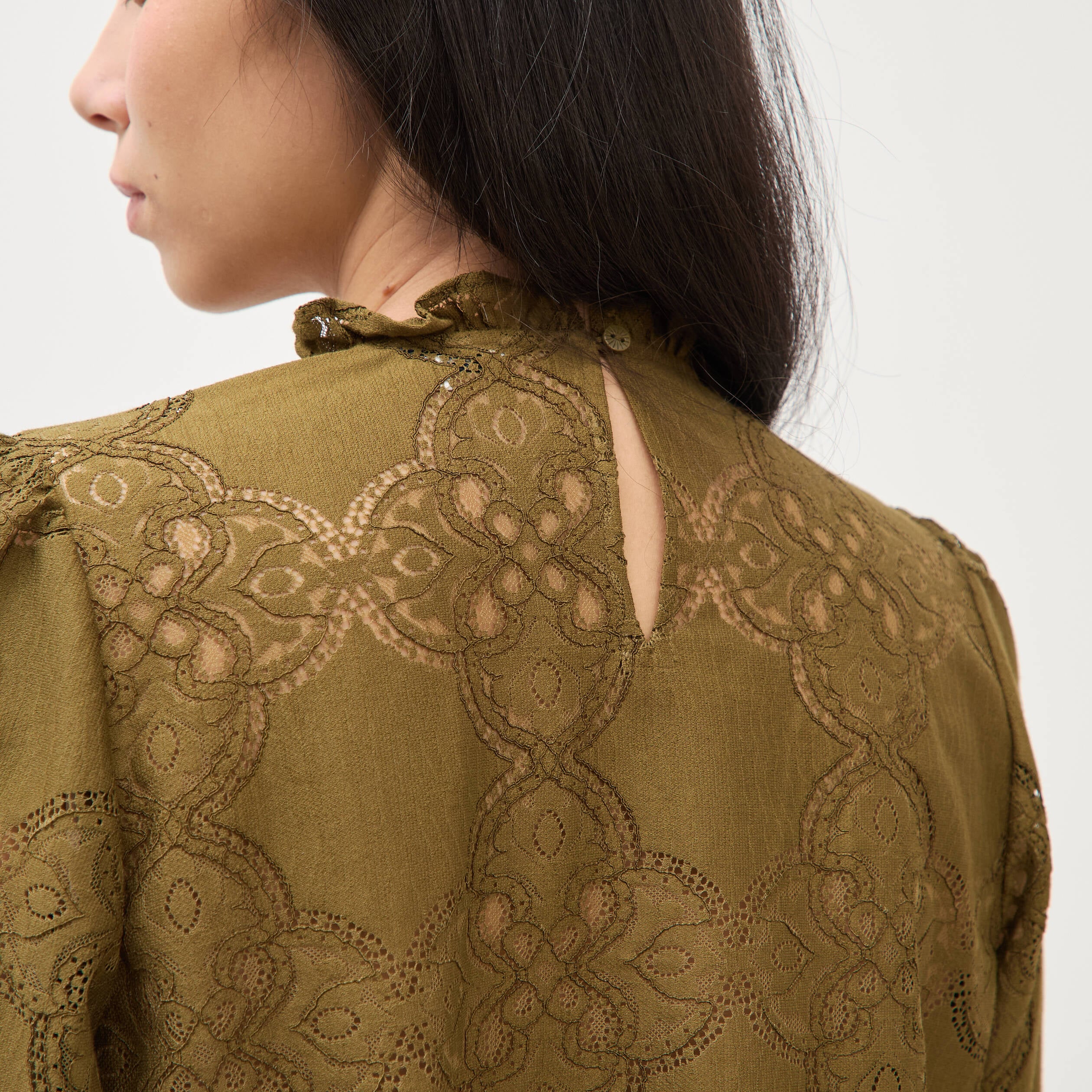 Blouse cintr&eacute;e dentelle manches longues vert olive femme