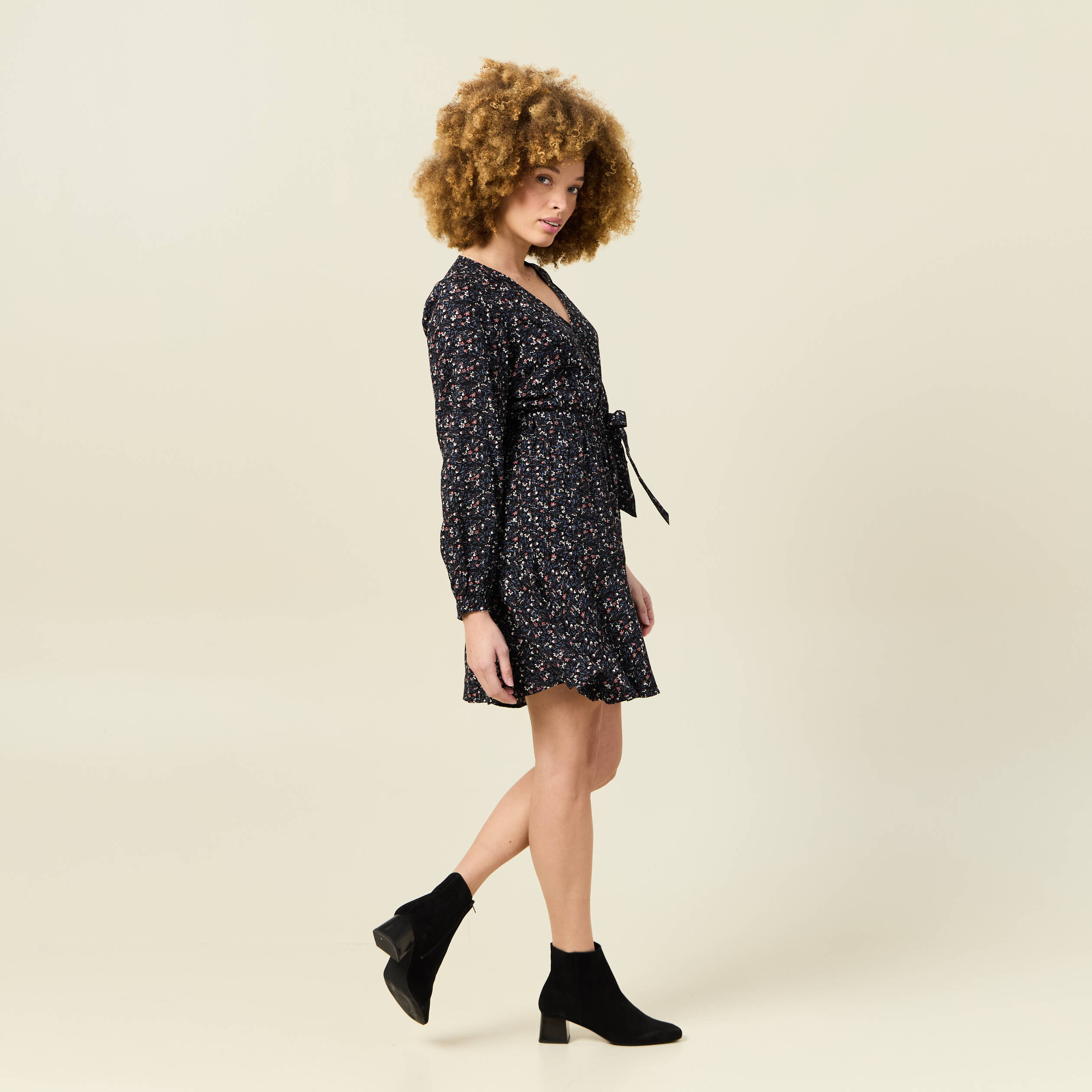 Robe droite courte col v manches longues noir femme