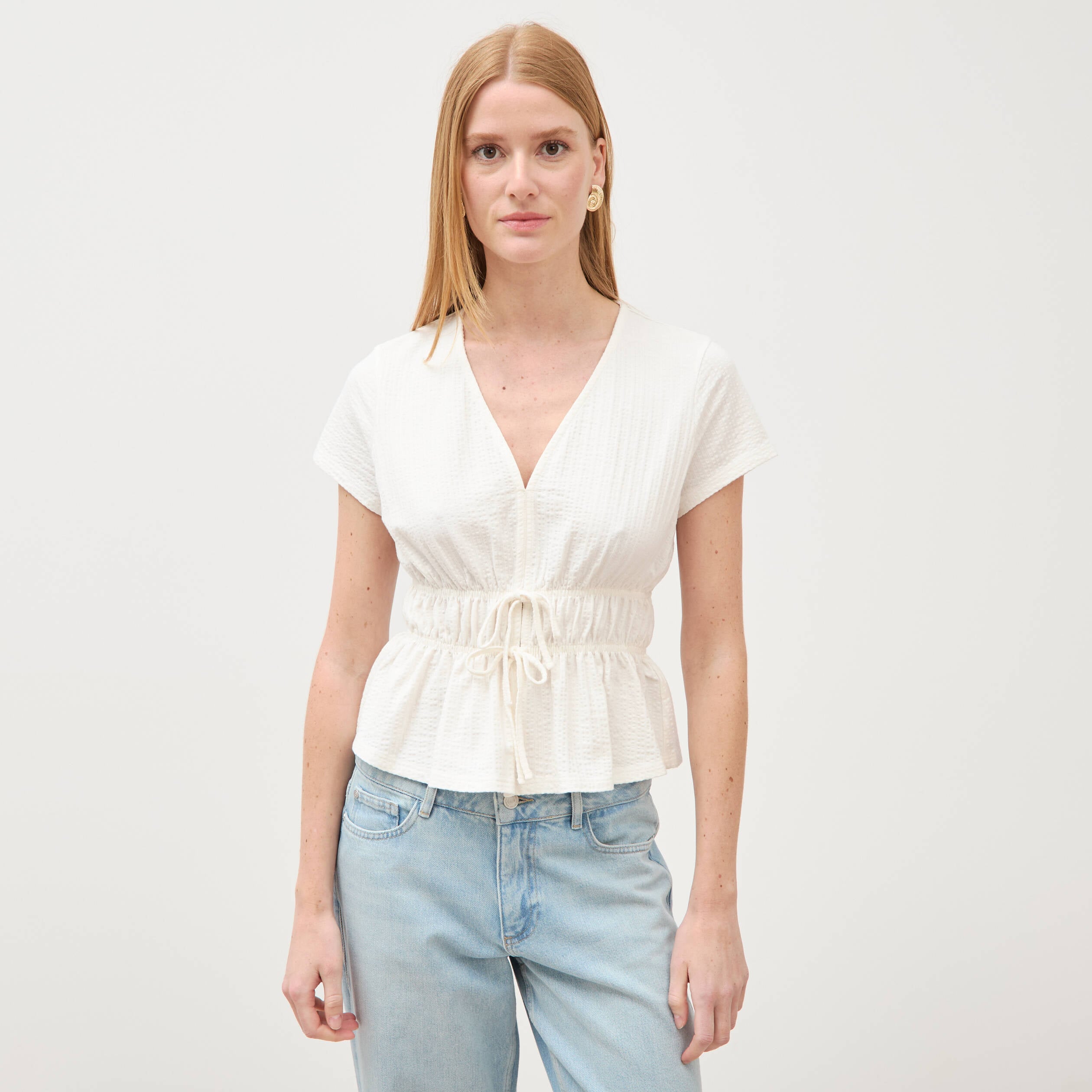Blouse cintr&eacute;e col v manches courtes ecru femme