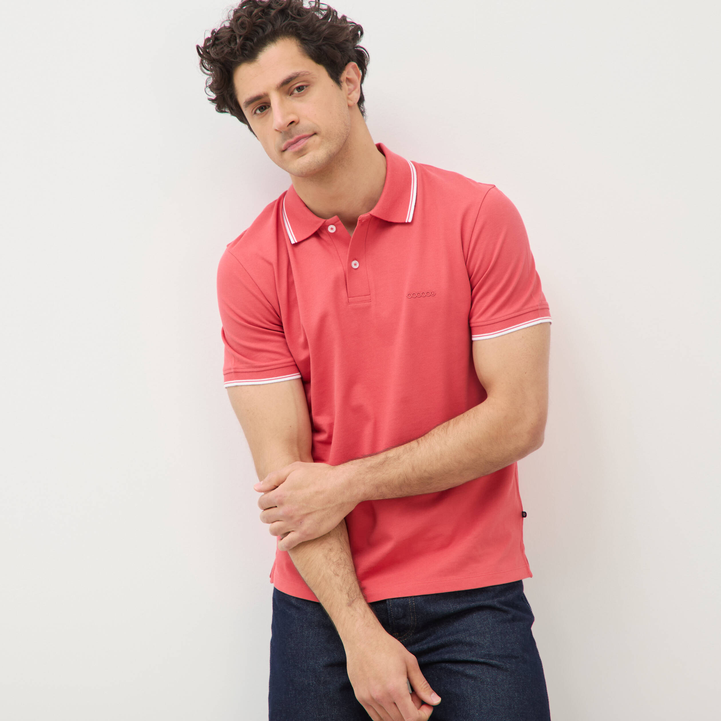 Polo cintr&eacute; en coton manches courtes rouge corail homme
