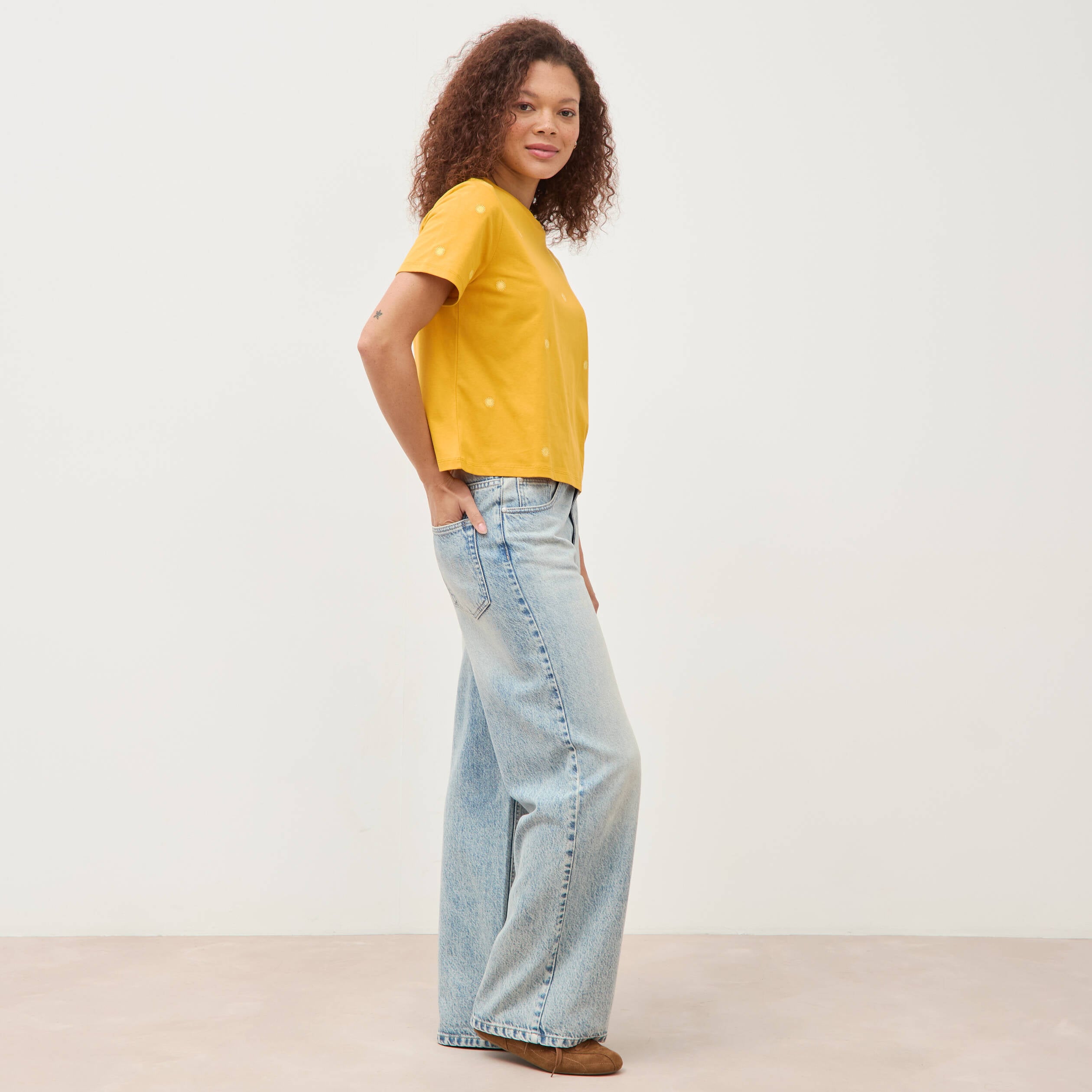 T-shirt droit col rond brod&eacute; en coton jaune or femme
