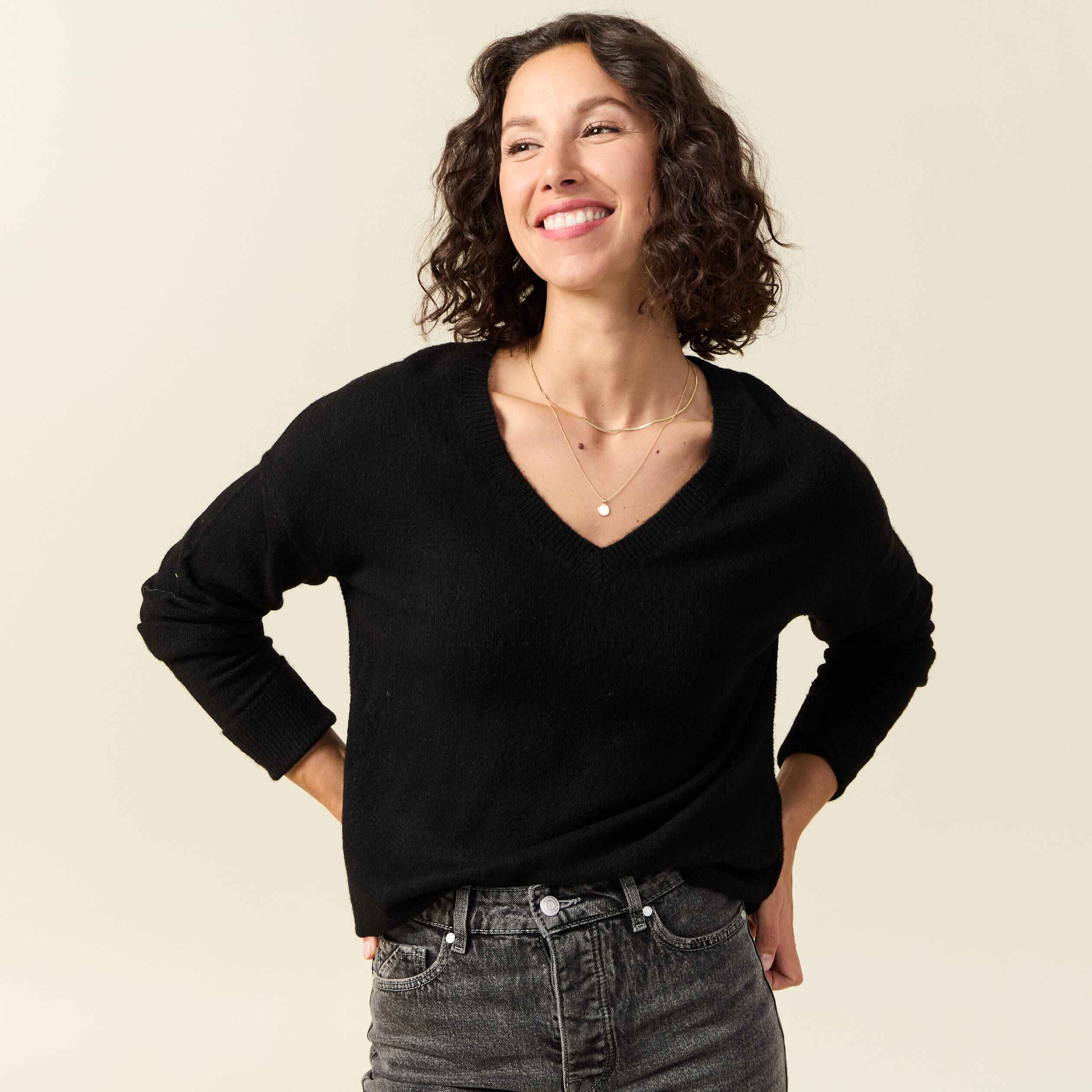 Pull manches longues col en V noir femme | Bonobo