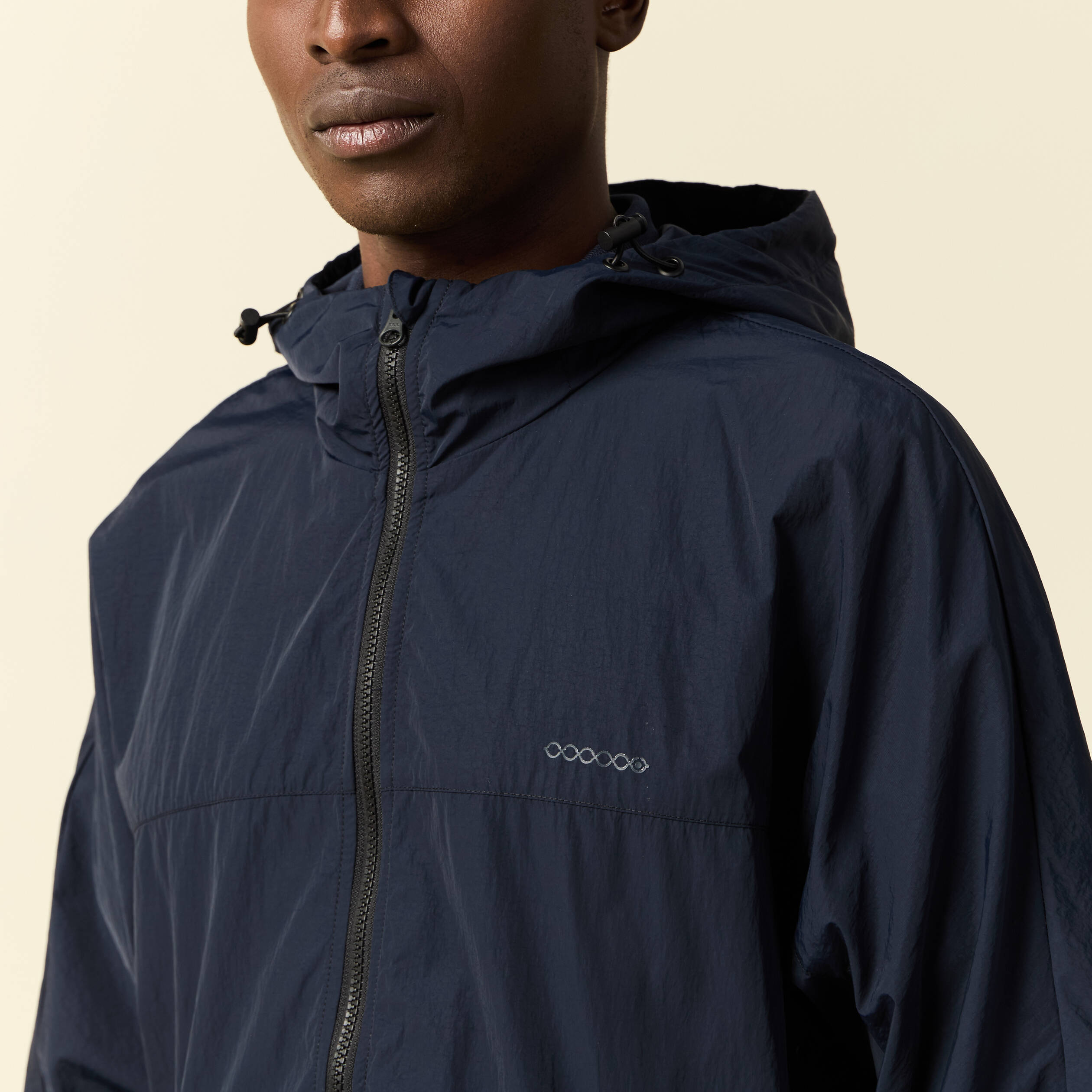 coupe vent zippe a capuche bleu marine homme Coupe-vent zippé à capuche bleu marine homme