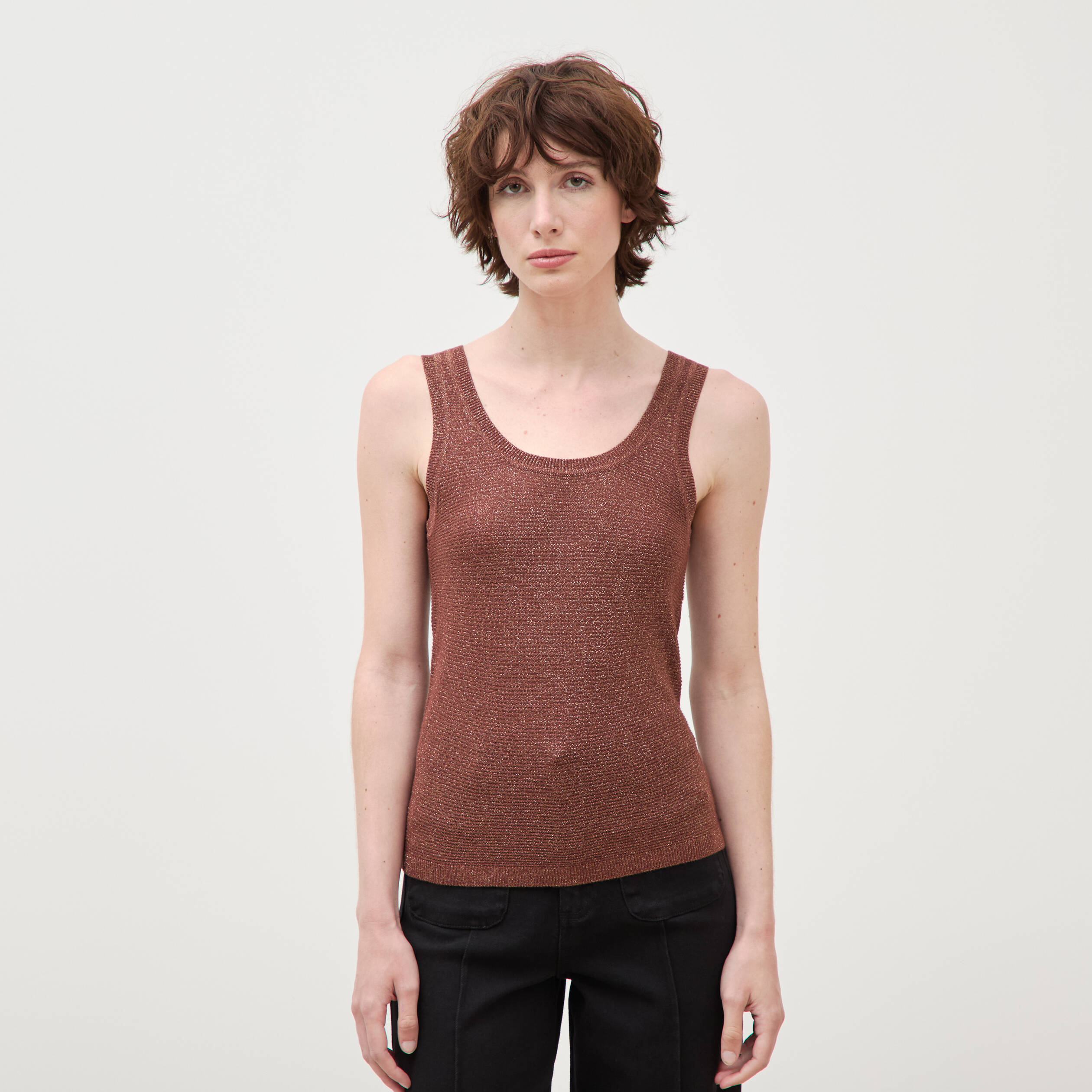 D&eacute;bardeur droit court col rond bretelles marron cognac femme