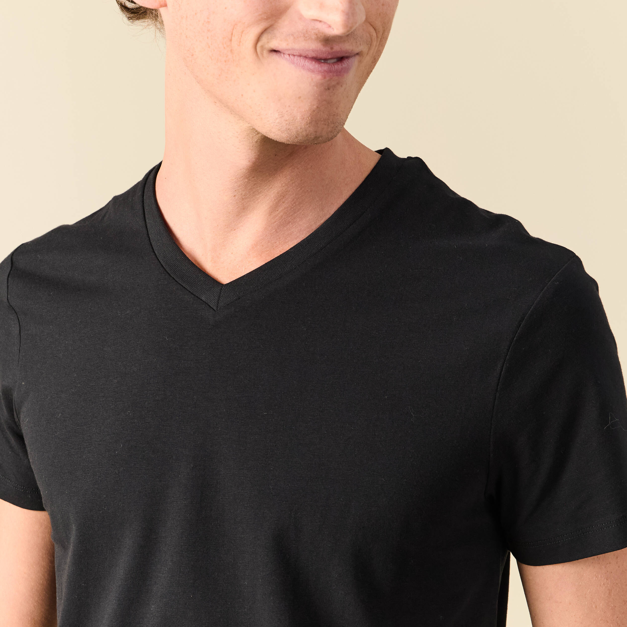 T-shirt ajust&eacute; col v manches courtes noir homme