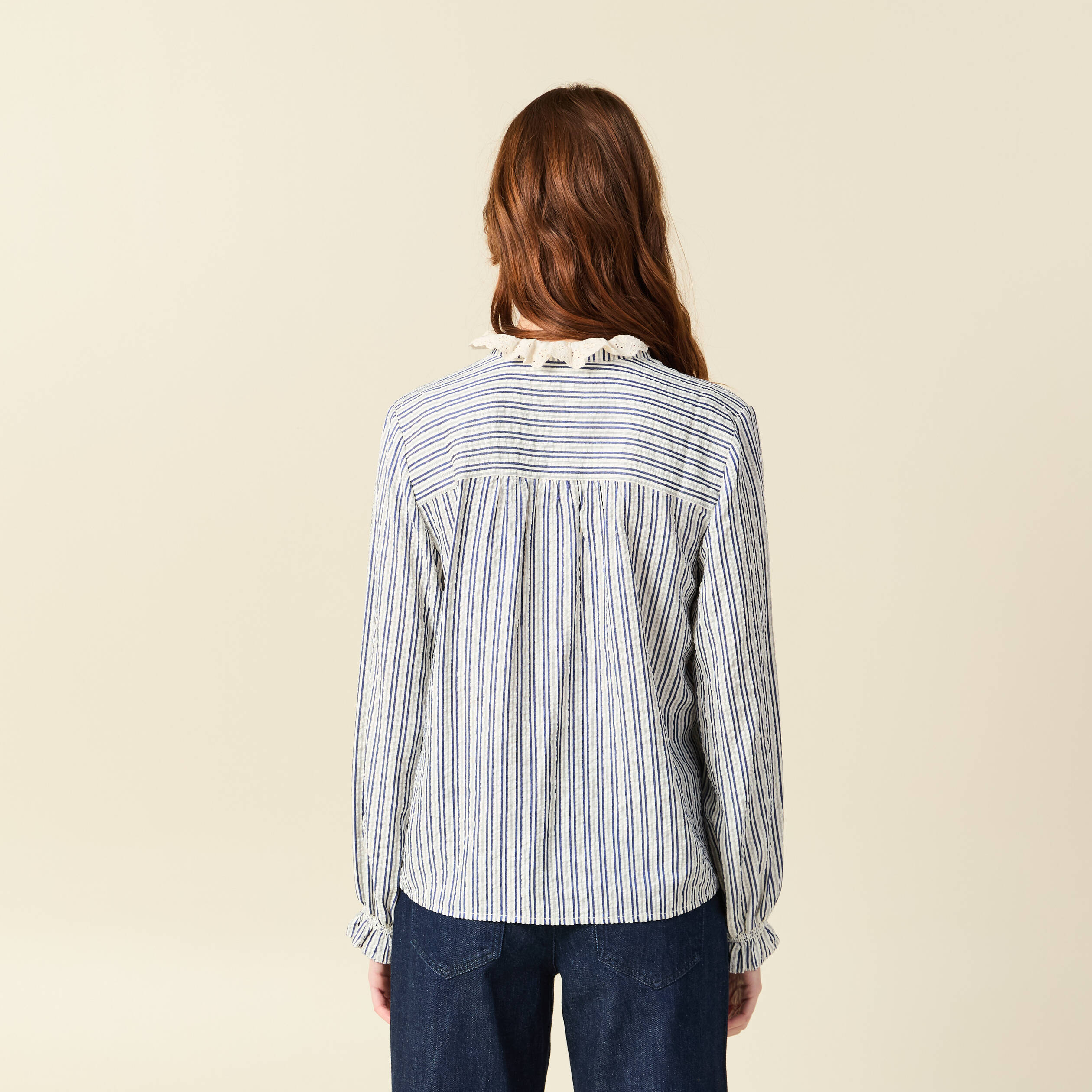 Chemise cintr&eacute;e col montant brod&eacute;e blanc femme