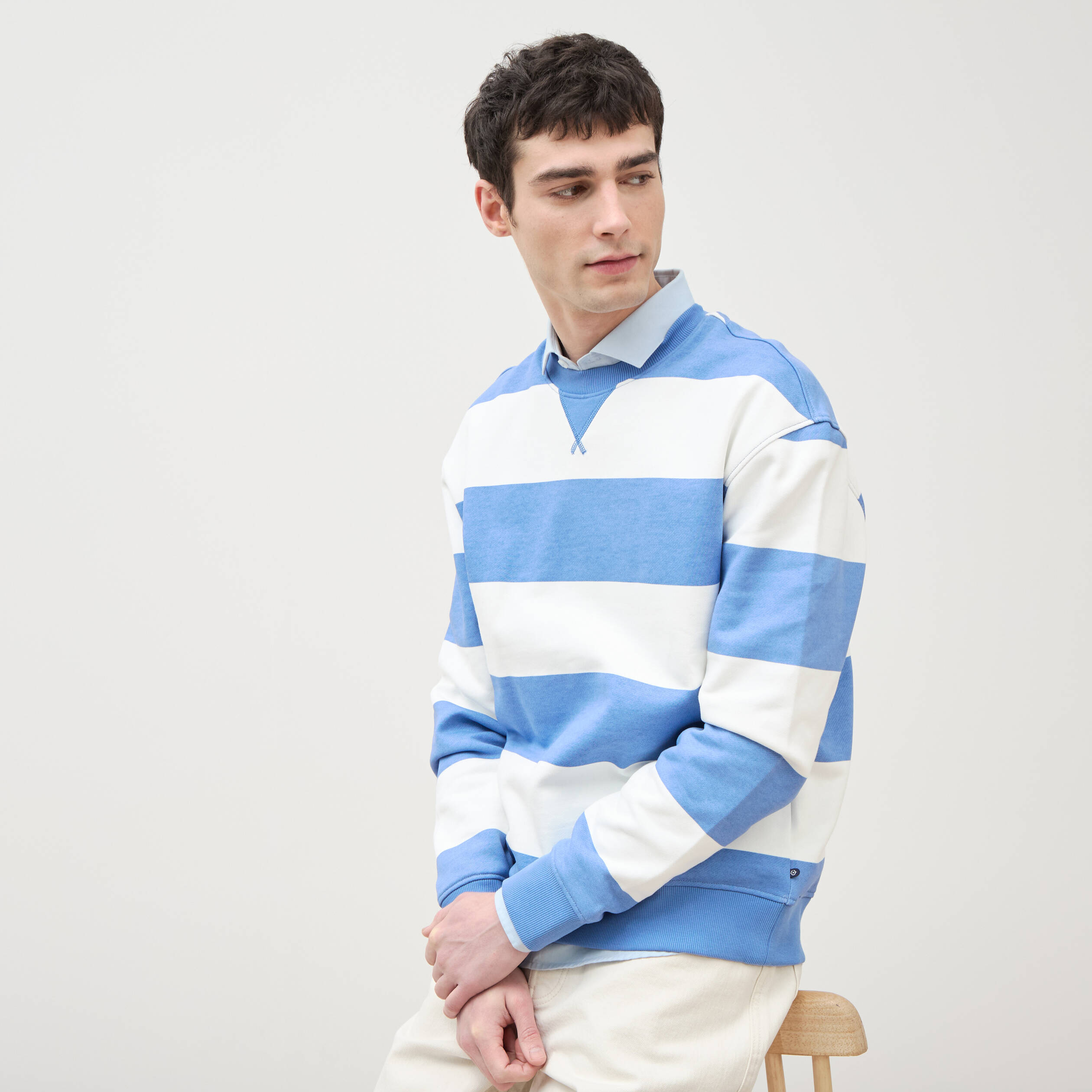 Sweat ray&eacute; col rond manches longues bleu violet homme