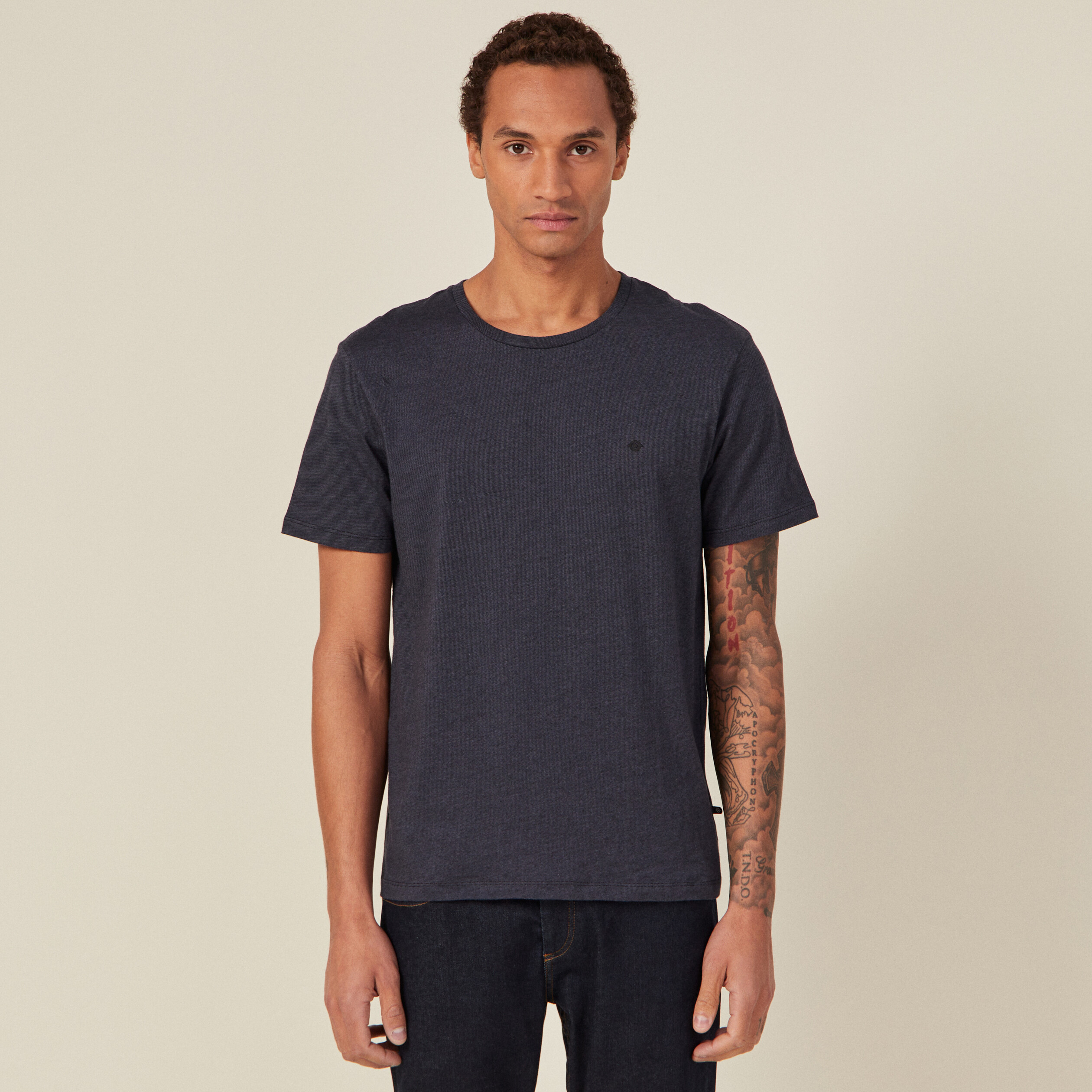 T-shirt cintr&eacute; col rond manches courtes bleu fonc&eacute; homme