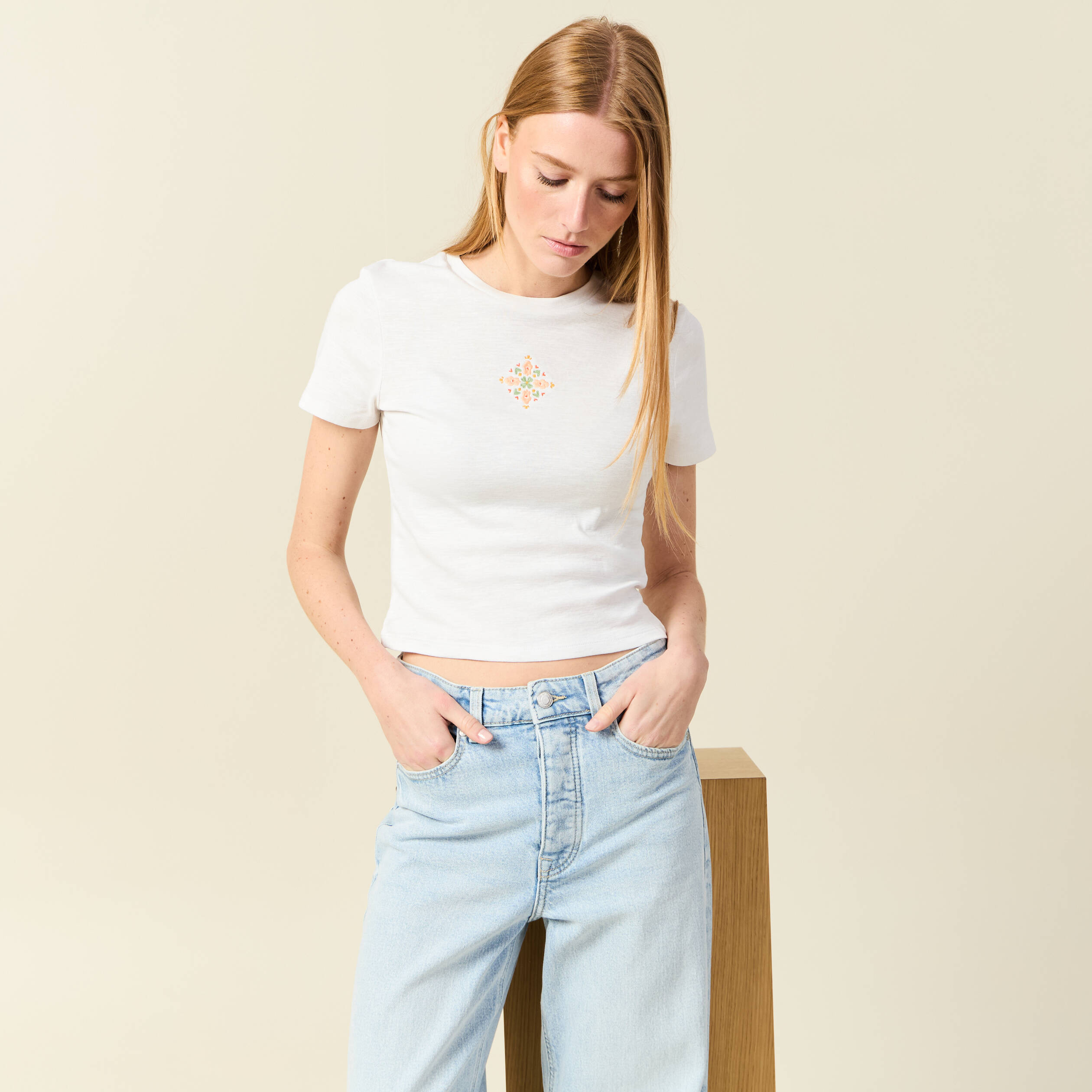 T-shirt ajust&eacute; cropped col rond ivoire femme