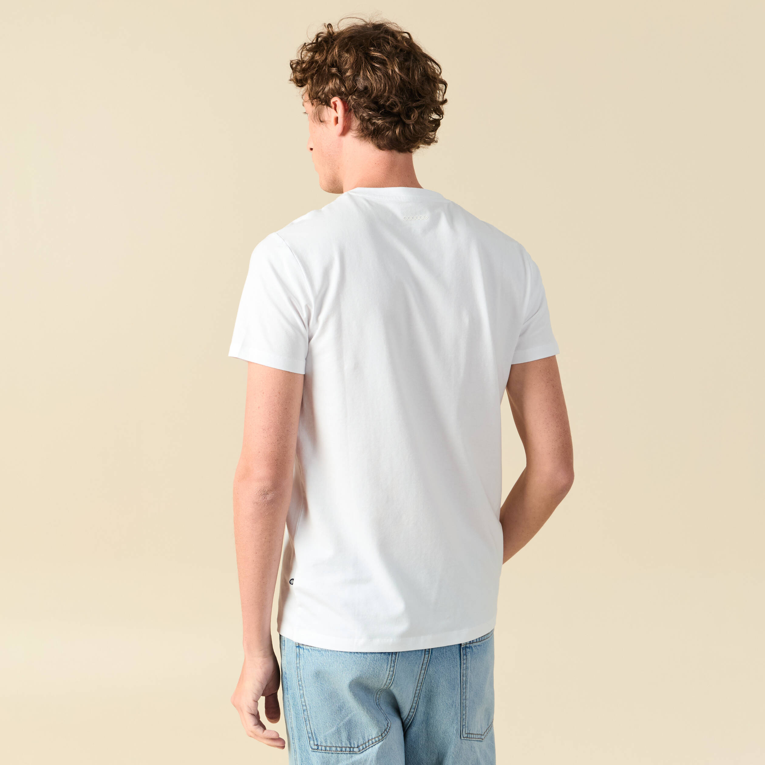 T-shirt ajust&eacute; col v manches courtes blanc homme