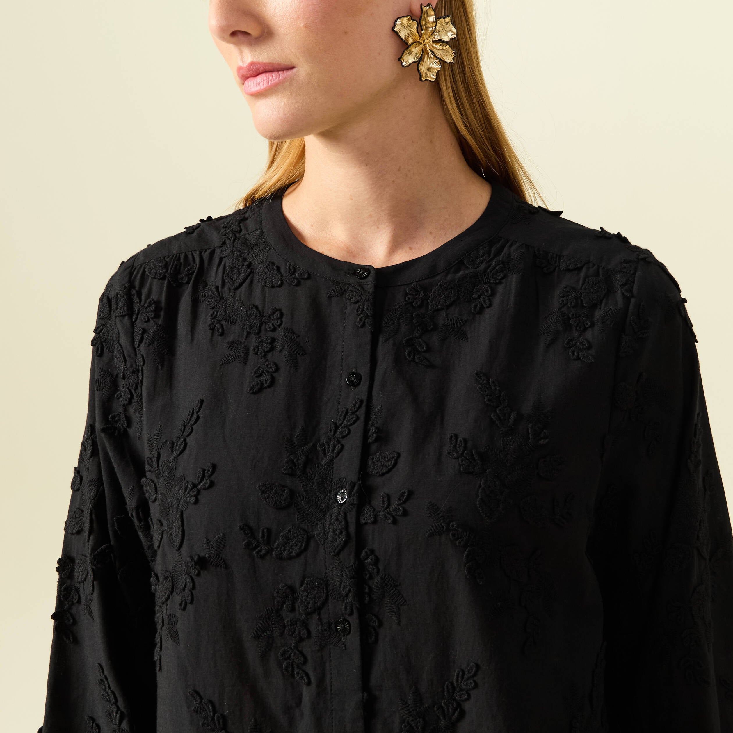 Chemise col rond manches longues brod&eacute;e noir femme