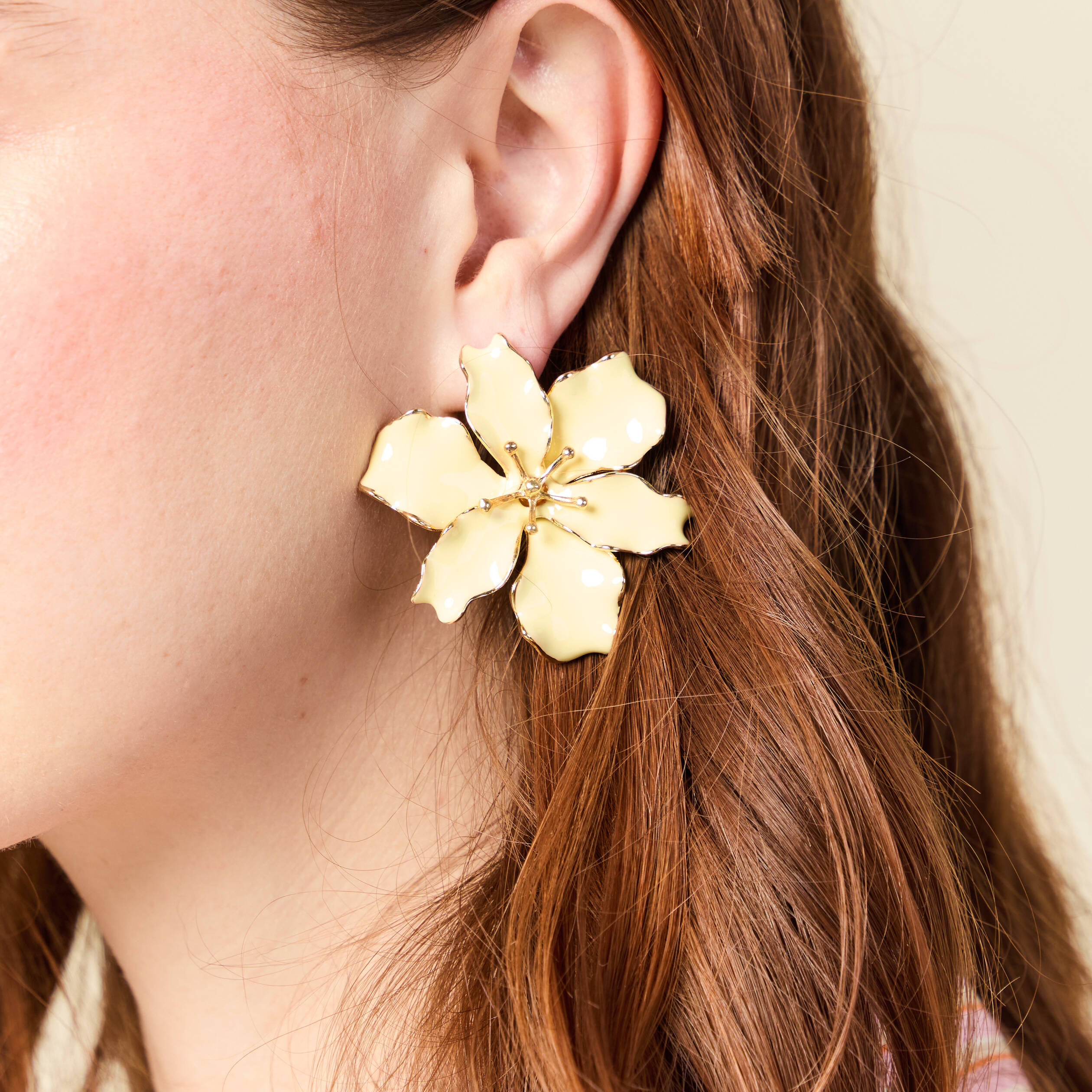 Boucles d'oreilles forme fleur jaune pastel femme