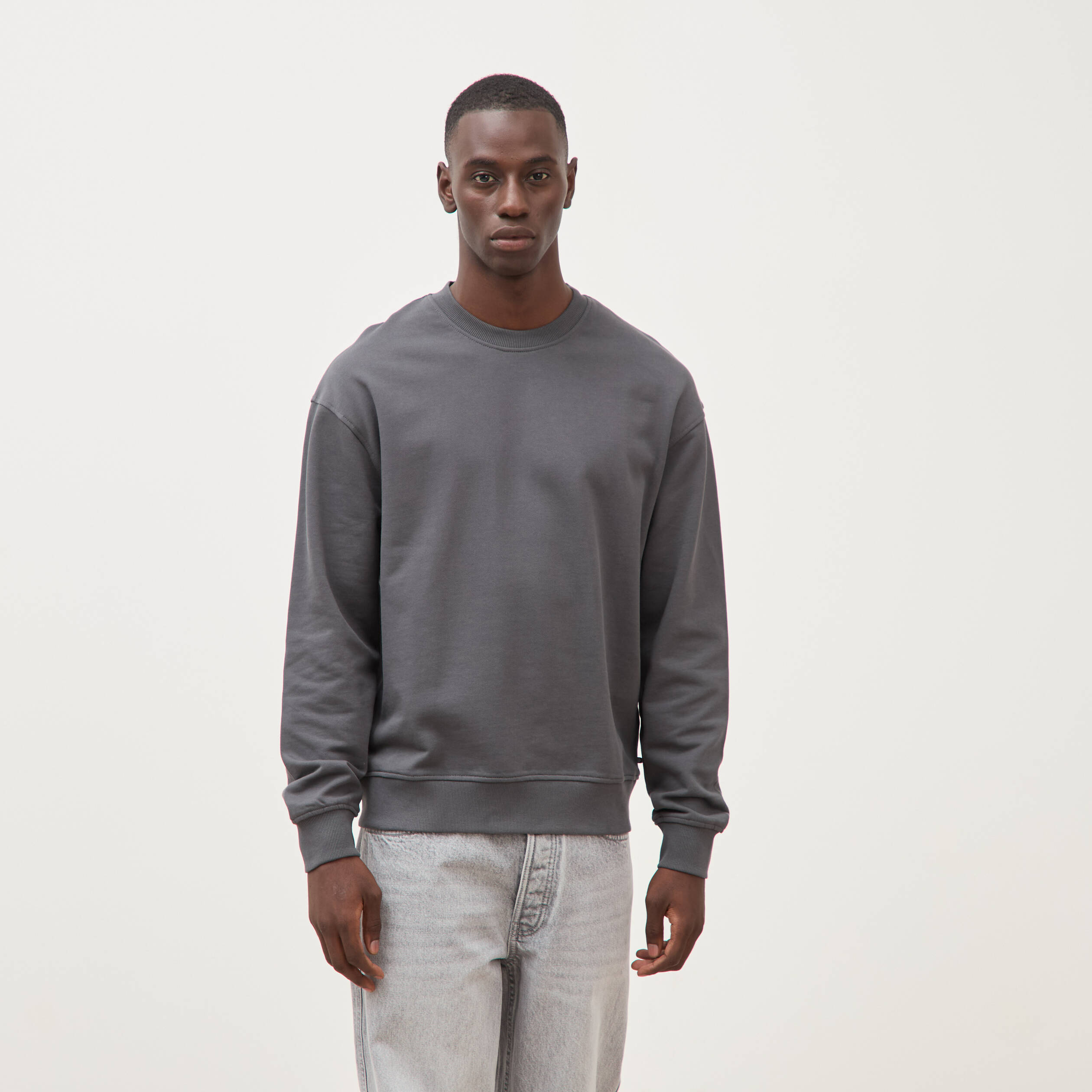Sweat col rond manches longues en coton gris fonc&eacute; homme