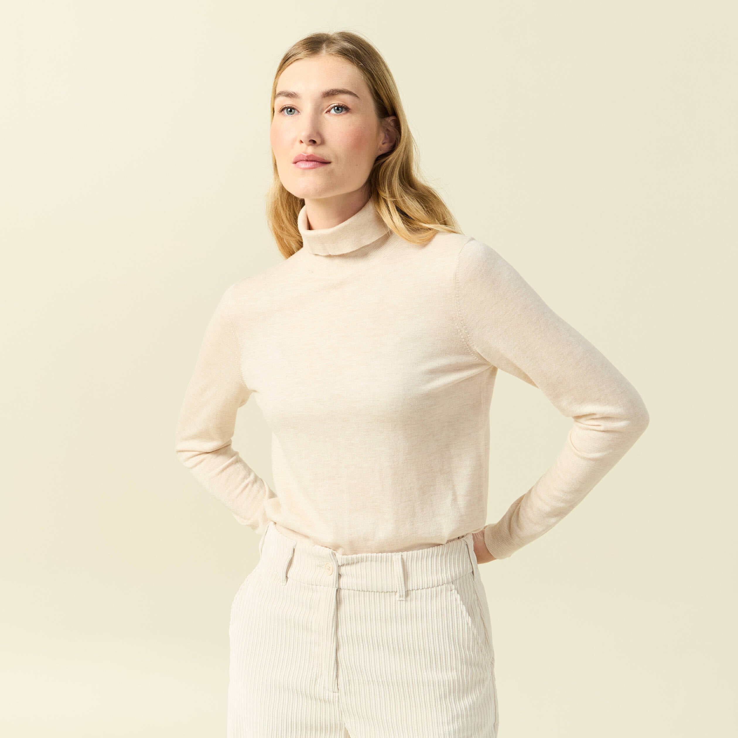 Pull fin col roul&eacute; manches longues creme femme