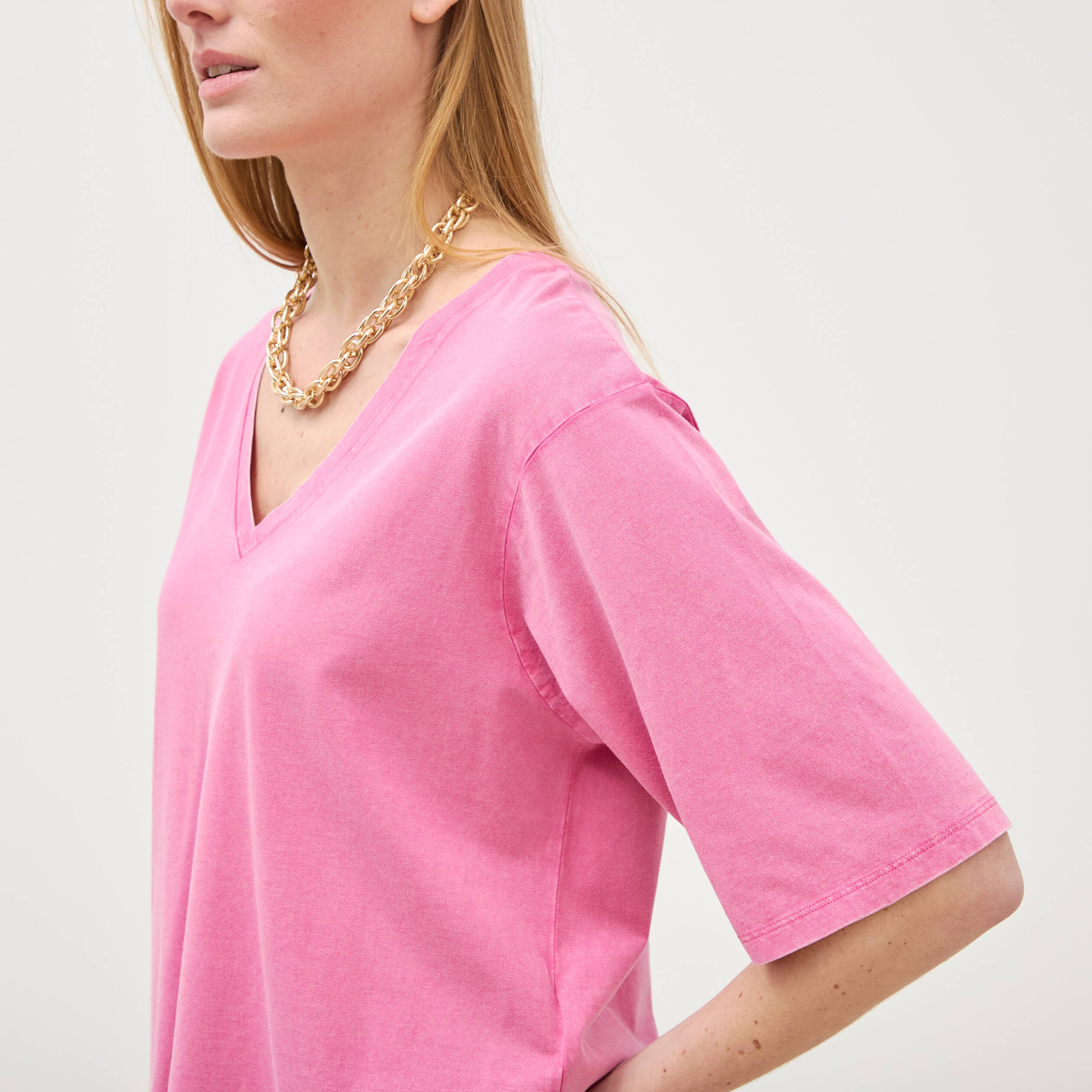 T-shirt col v manches courtes en coton rose framboise femme