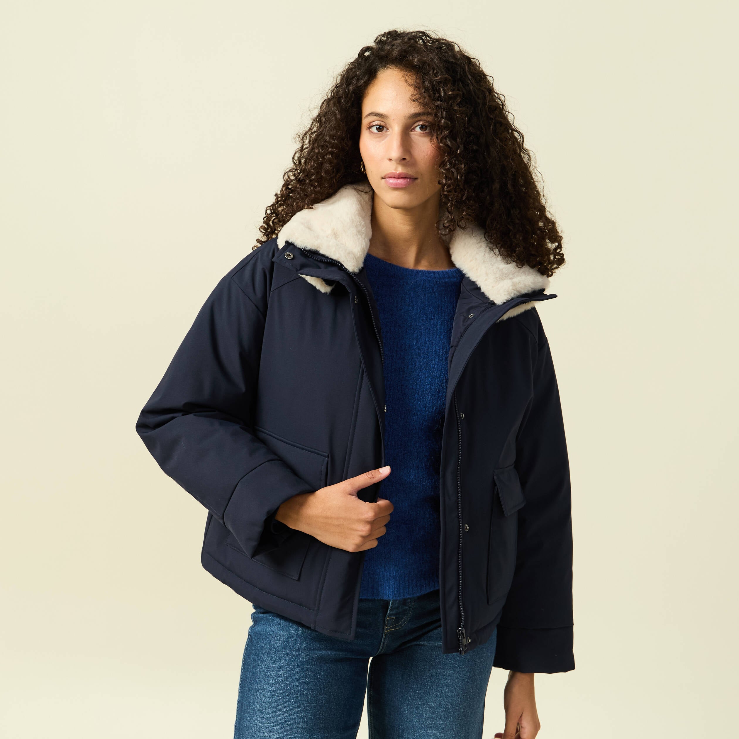 Manteau droit court col classique bleu fonc&eacute; femme
