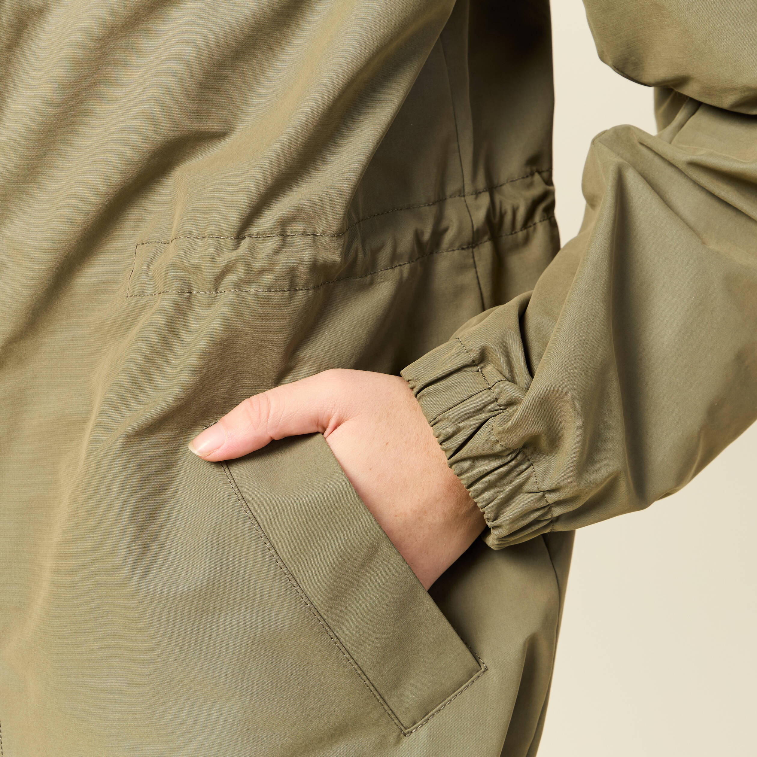 Parka longue droite d&eacute;perlante &agrave; capuche vert kaki femme