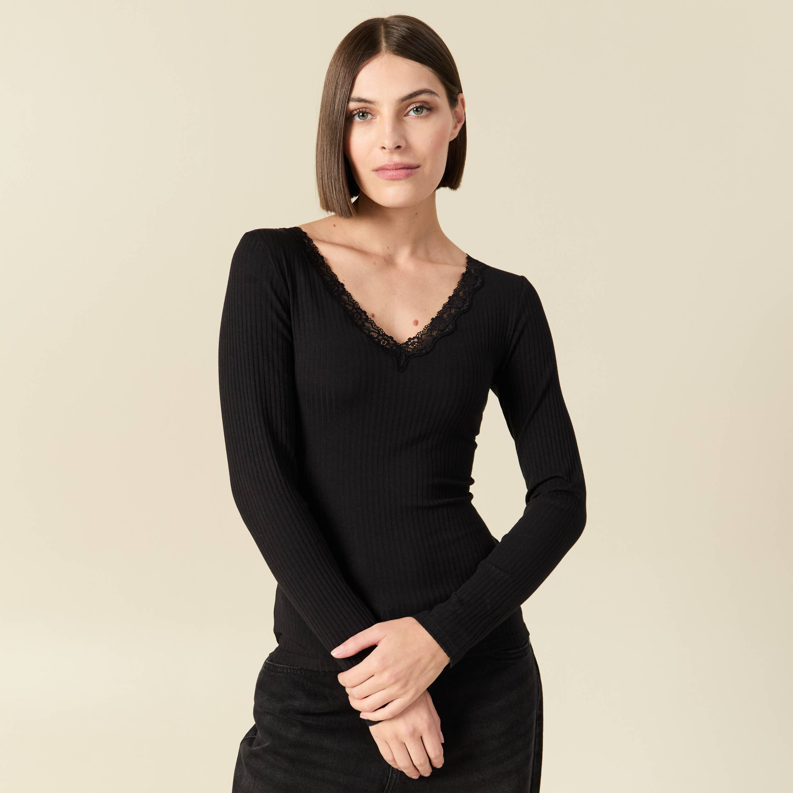 T-shirt cintr&eacute; col v dentelle noir femme